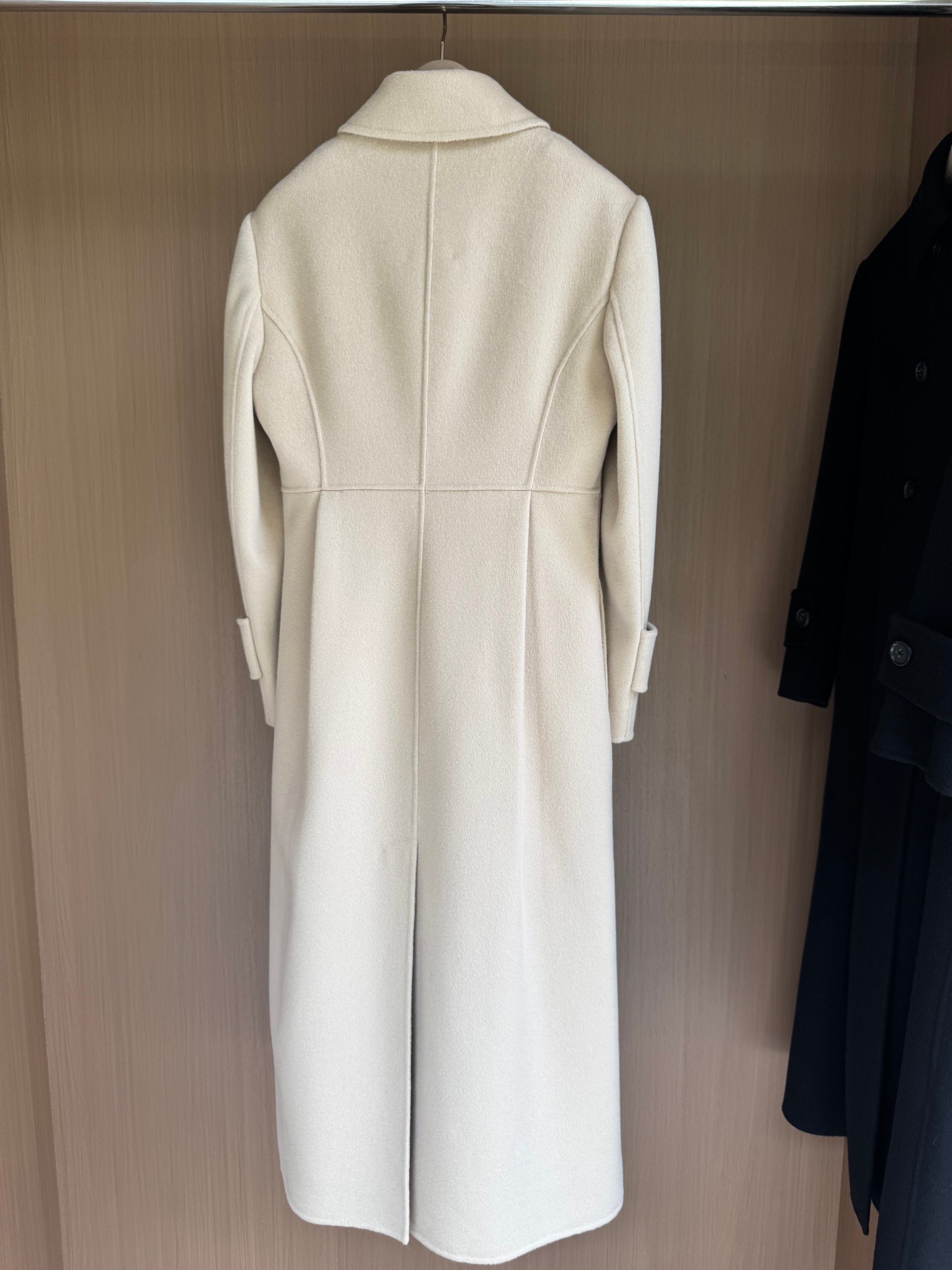 Elegant Double-Breasted Wool Coat with Belted Waist - Runway Inspired 10 a1757146001086 2610