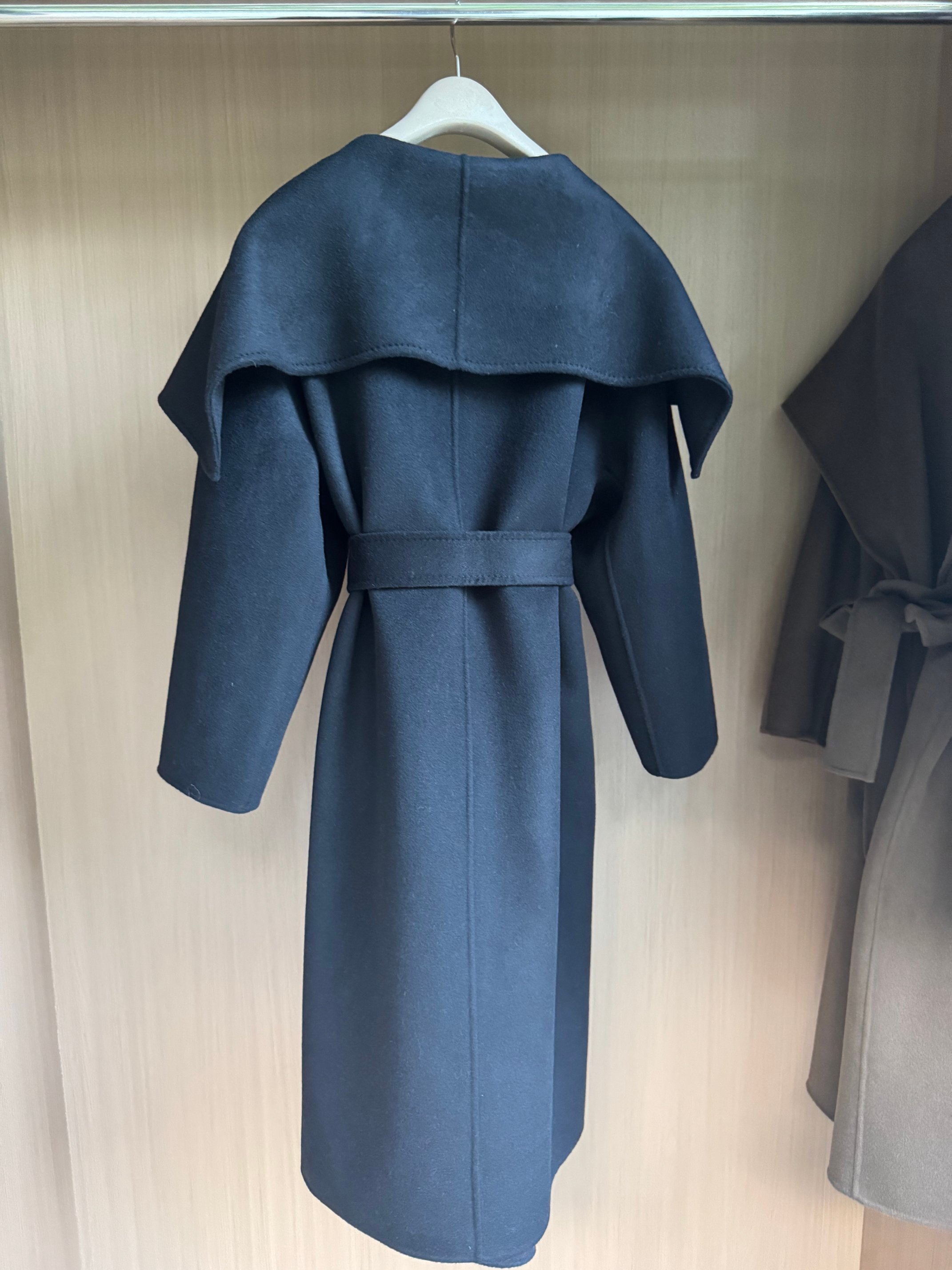 Elegant Pure Cashmere Overcoat with Oversized Lapel & Waist Belt - M Style 9 a1757225324684 1185