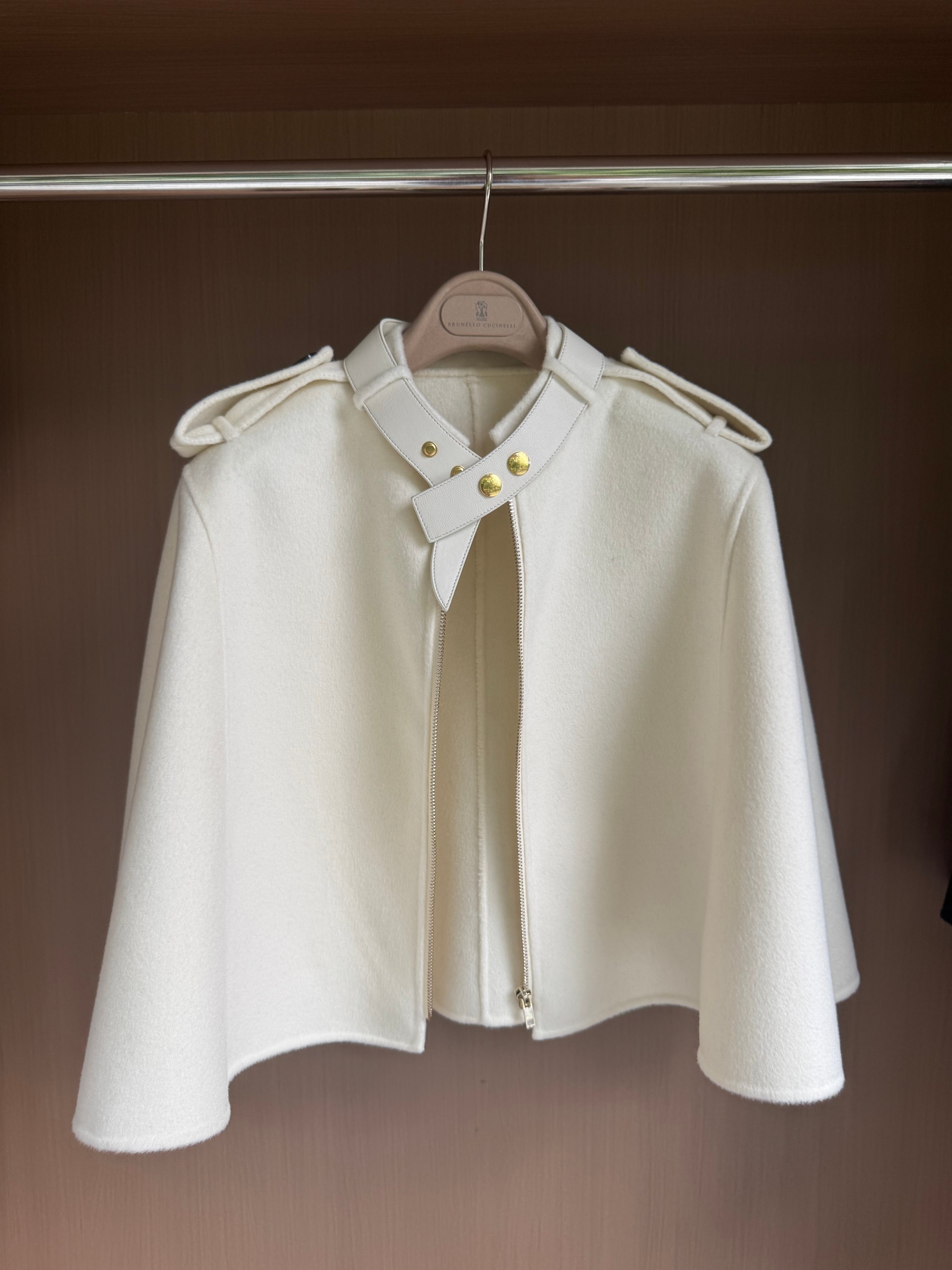 Louis Vuitton 2025 Wool-Cashmere Cape with Leather Collar - Elegant & Chic 3 a1757410026595 5157