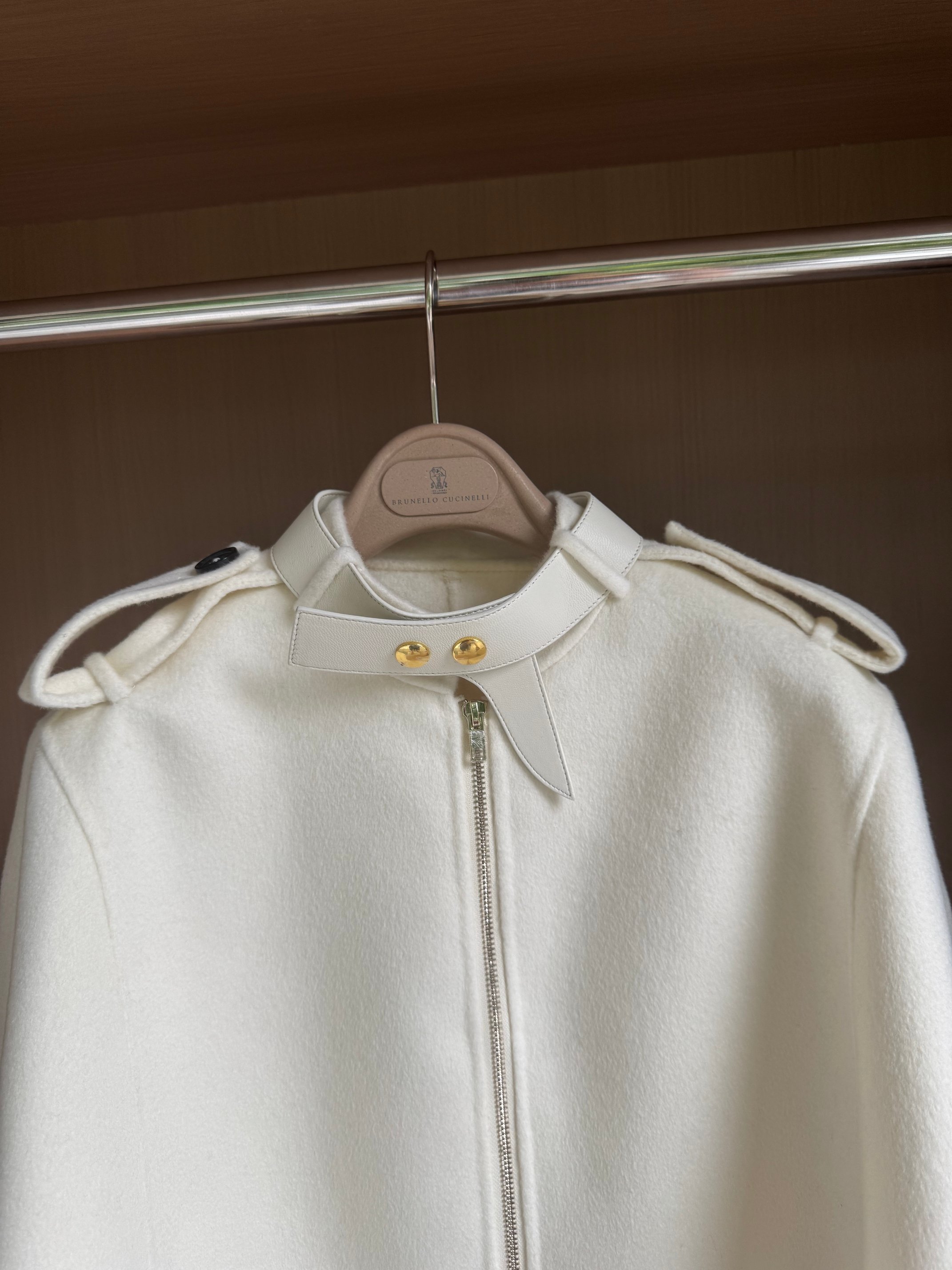 Louis Vuitton 2025 Wool-Cashmere Cape with Leather Collar - Elegant & Chic 4 a1757410026601 8674