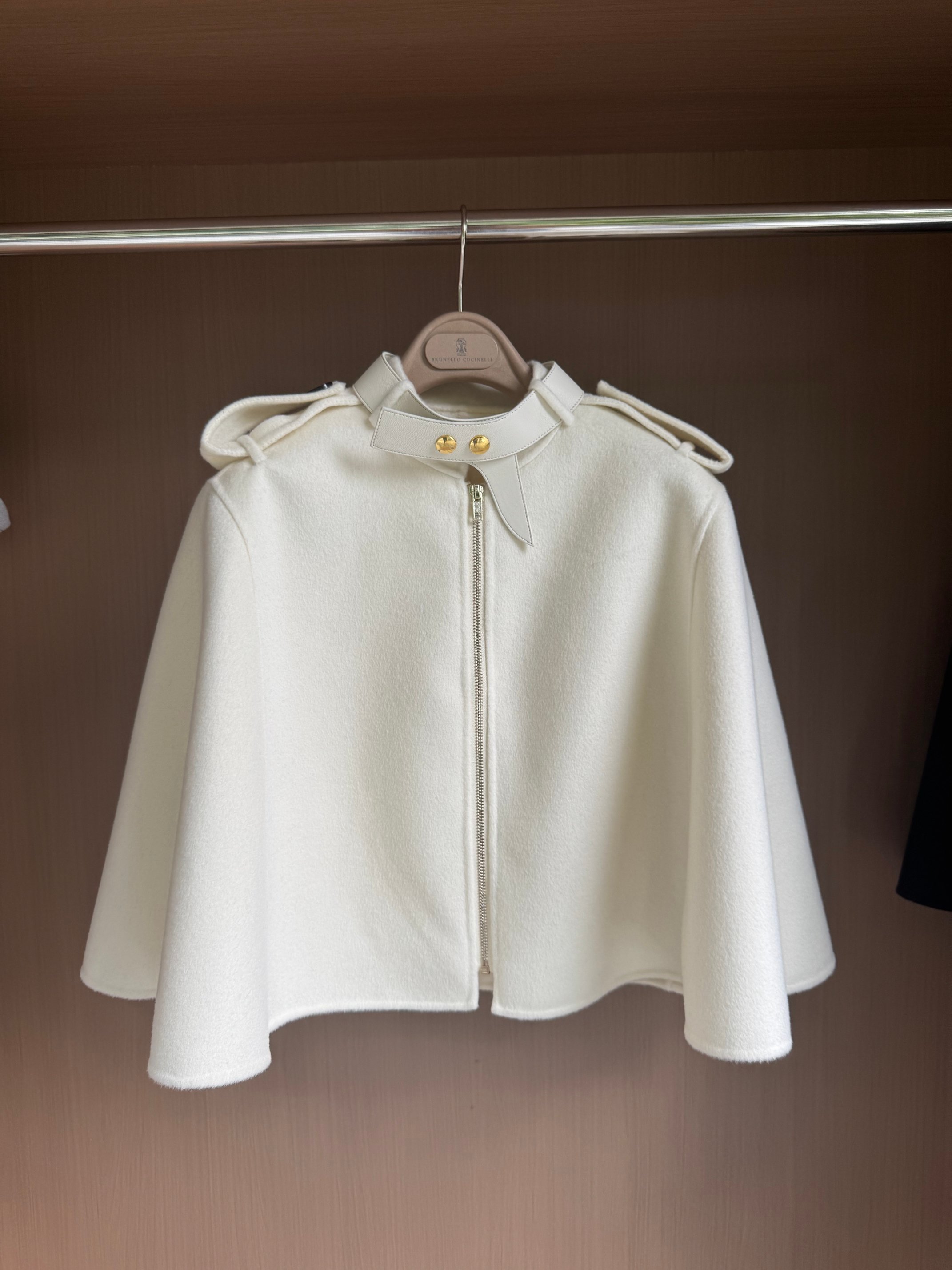 Louis Vuitton 2025 Wool-Cashmere Cape with Leather Collar - Elegant & Chic 2 a1757410026620 7210
