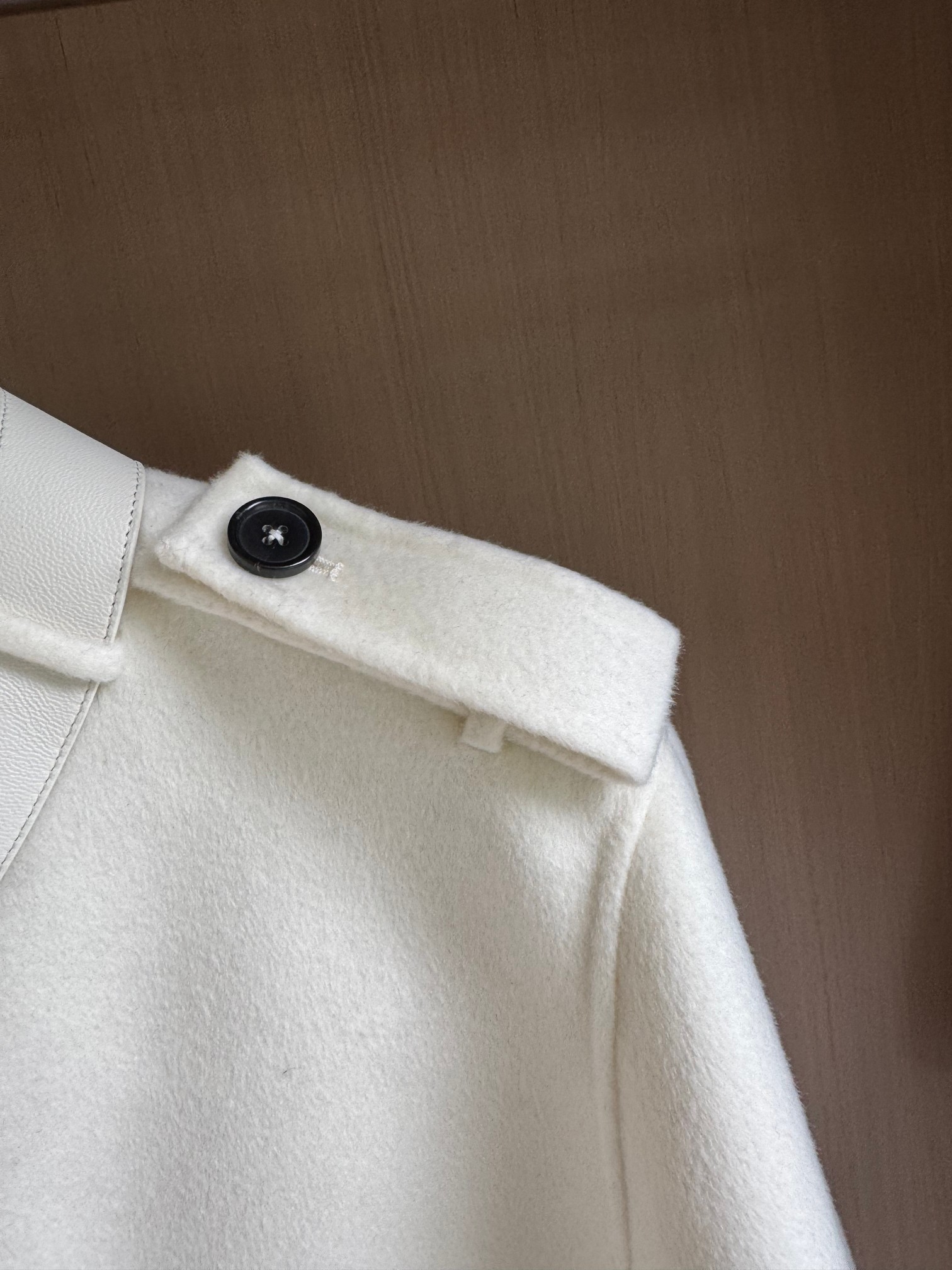 Louis Vuitton 2025 Wool-Cashmere Cape with Leather Collar - Elegant & Chic 6 a1757410029427 5301
