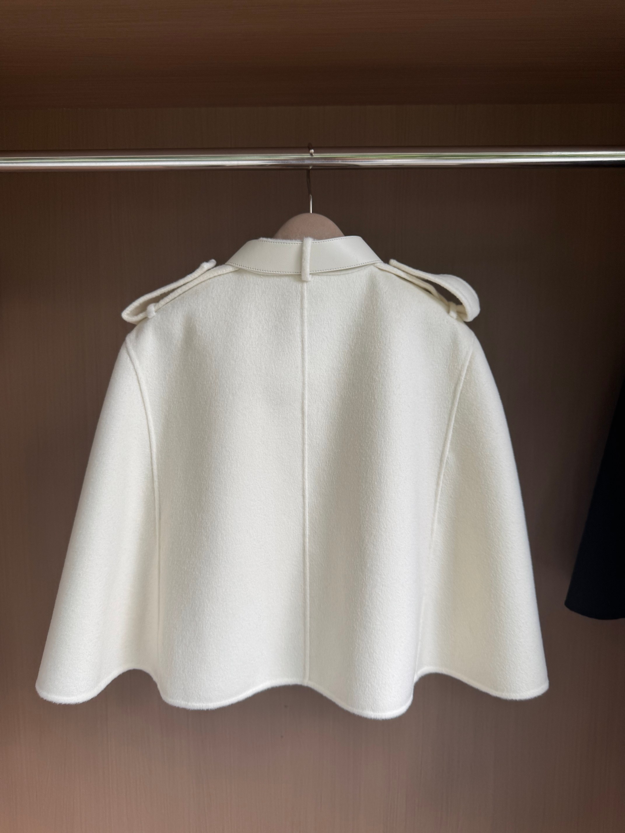 Louis Vuitton 2025 Wool-Cashmere Cape with Leather Collar - Elegant & Chic 7 a1757410029631 0303