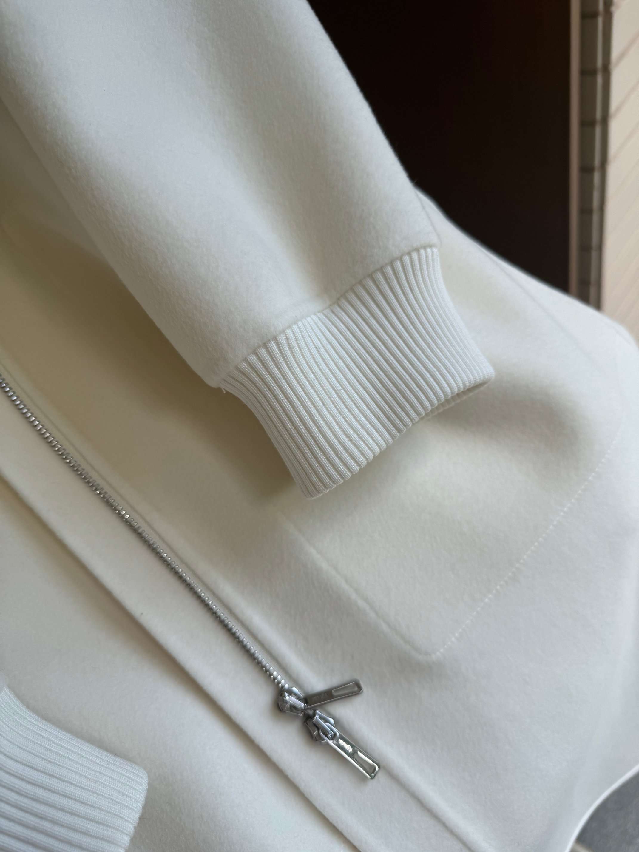 Elegant Wool-Cashmere Blend Coat with Zipper Pockets - Versatile & Timeless 7 a1758170375454 5842