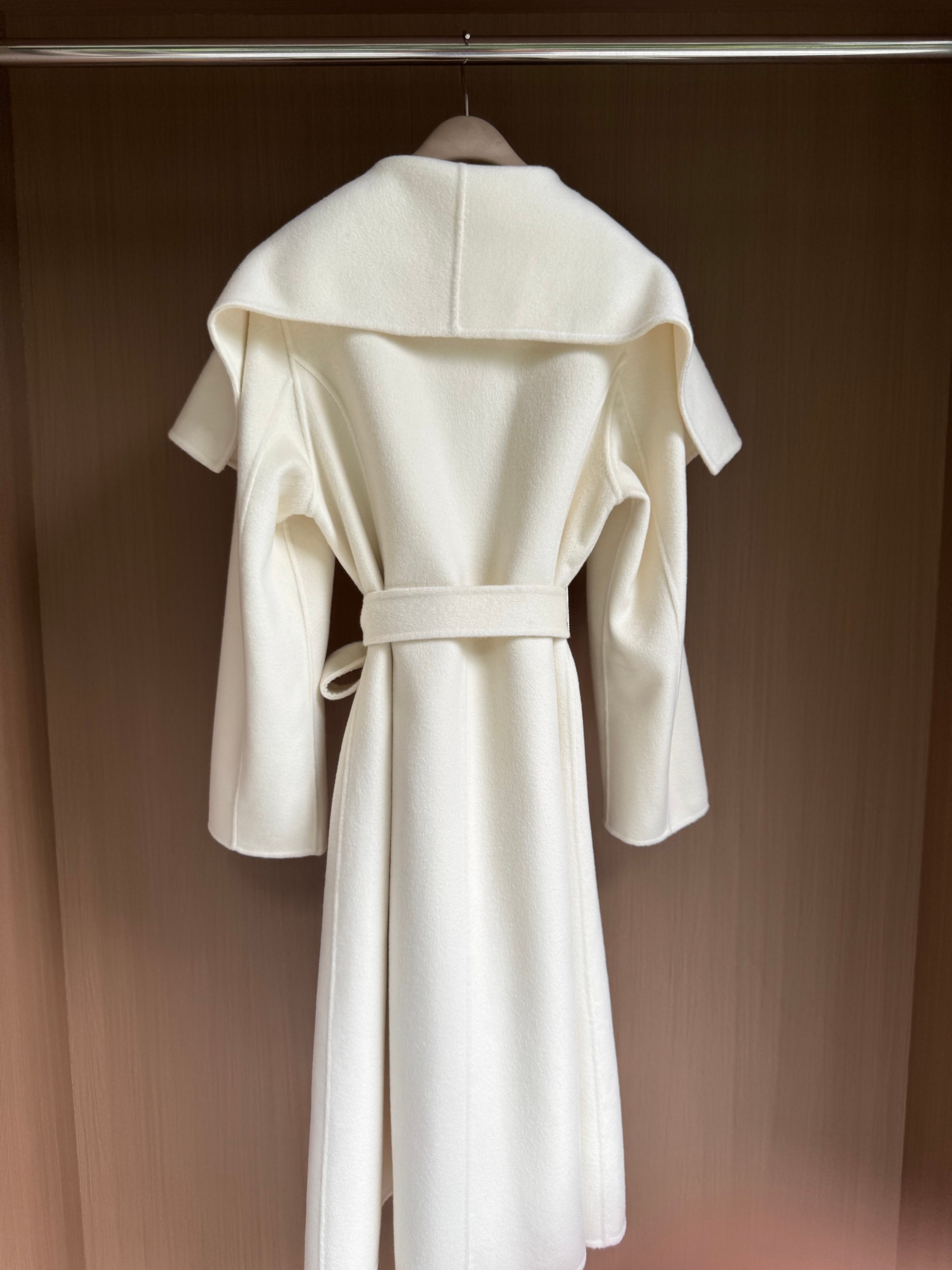 Elegant Wool-Cashmere Blend Coat with Belted Waist - Timeless Style 9 a1758946544364 7527