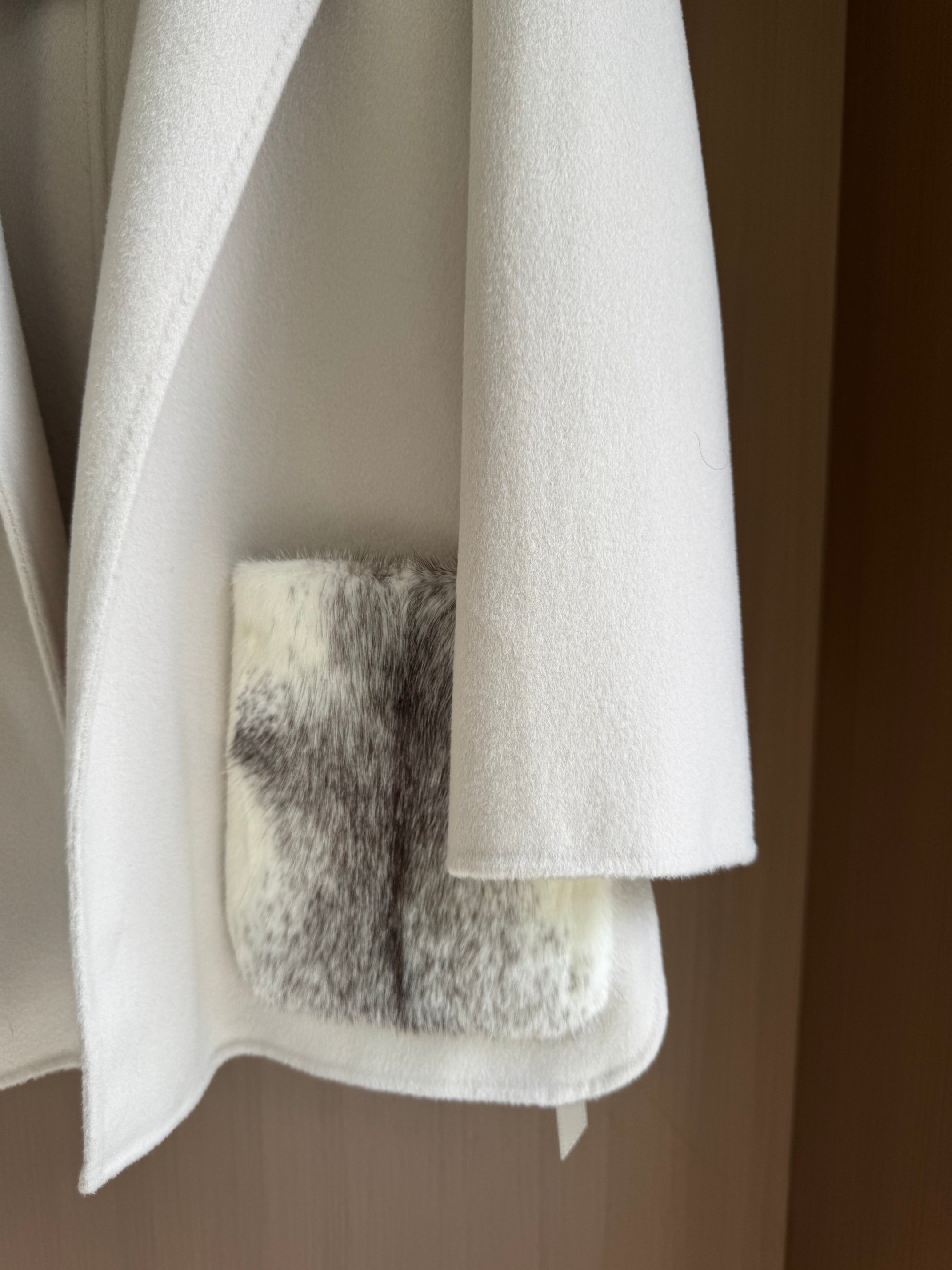 Elegant Cashmere Coat with Mink Fur Pockets - Timeless Style & Supreme Comfort 5 a1758951299609 5864