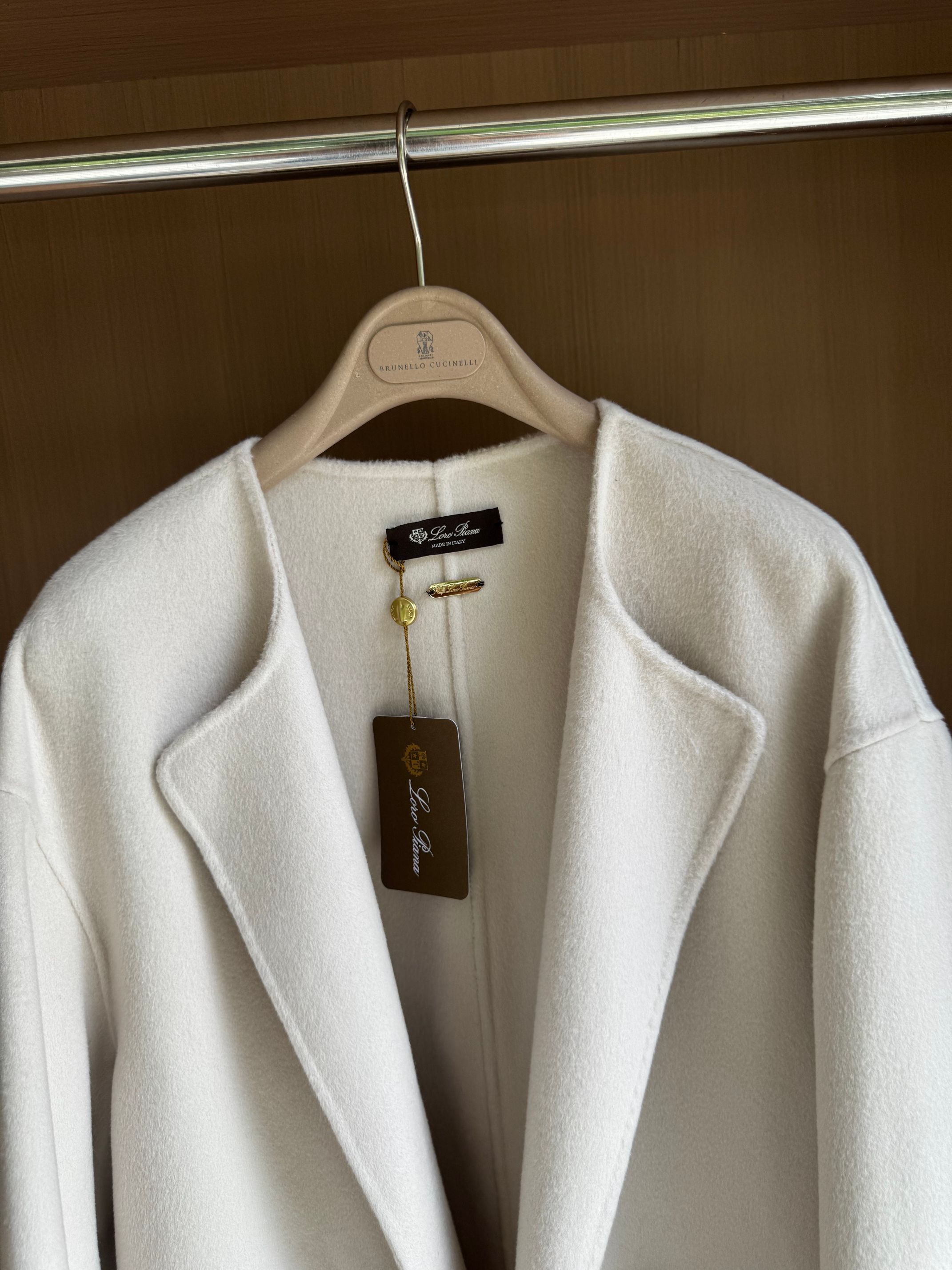 Elegant Cashmere Coat with Mink Fur Pockets - Timeless Style & Supreme Comfort 4 a1758951299695 6332