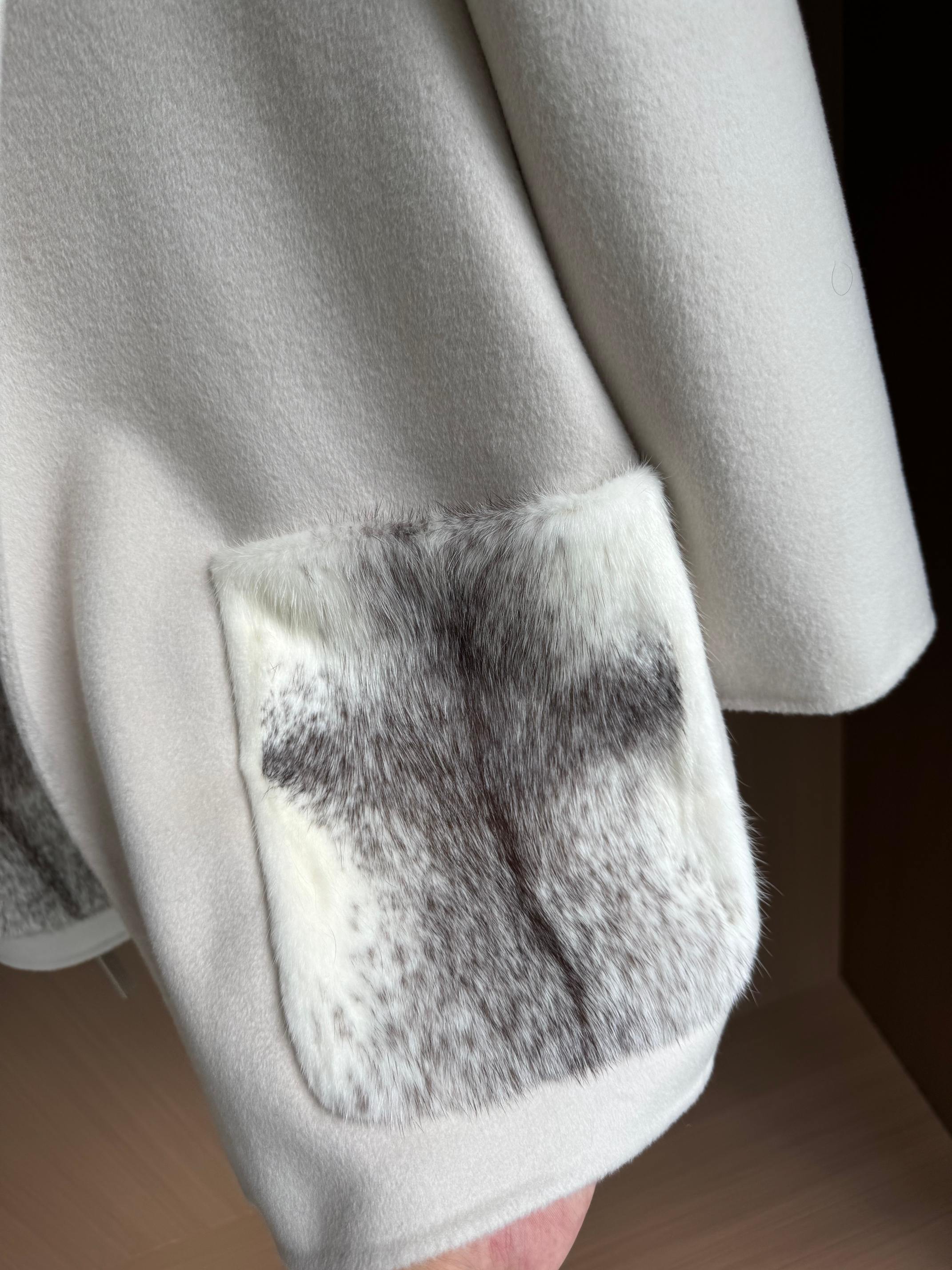 Elegant Cashmere Coat with Mink Fur Pockets - Timeless Style & Supreme Comfort 6 a1758951300127 3452