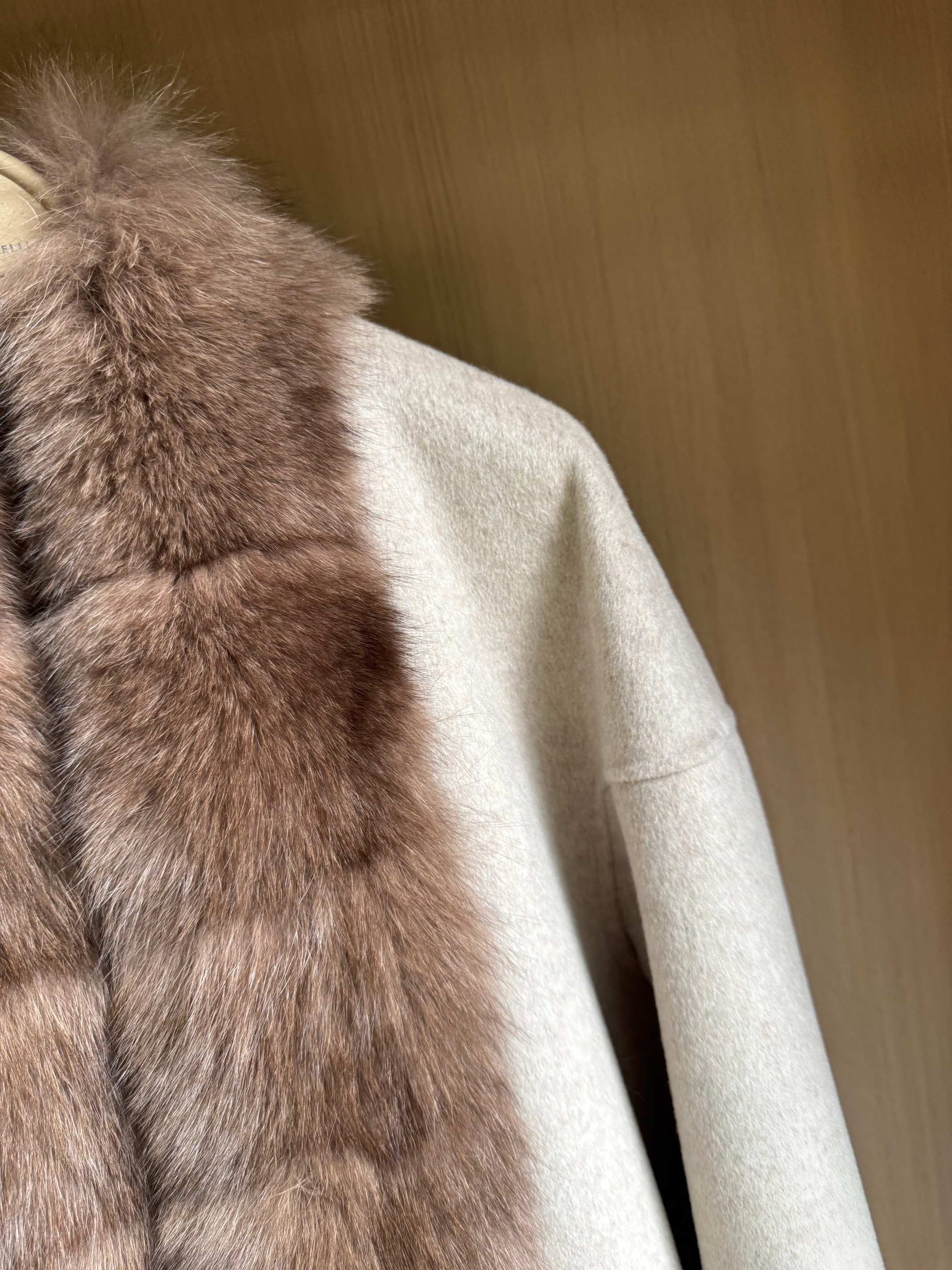 Elegant Cashmere Wool Coat with Fur Collar, Italian Style, Oversized Fit 7 a1759042442285 1210