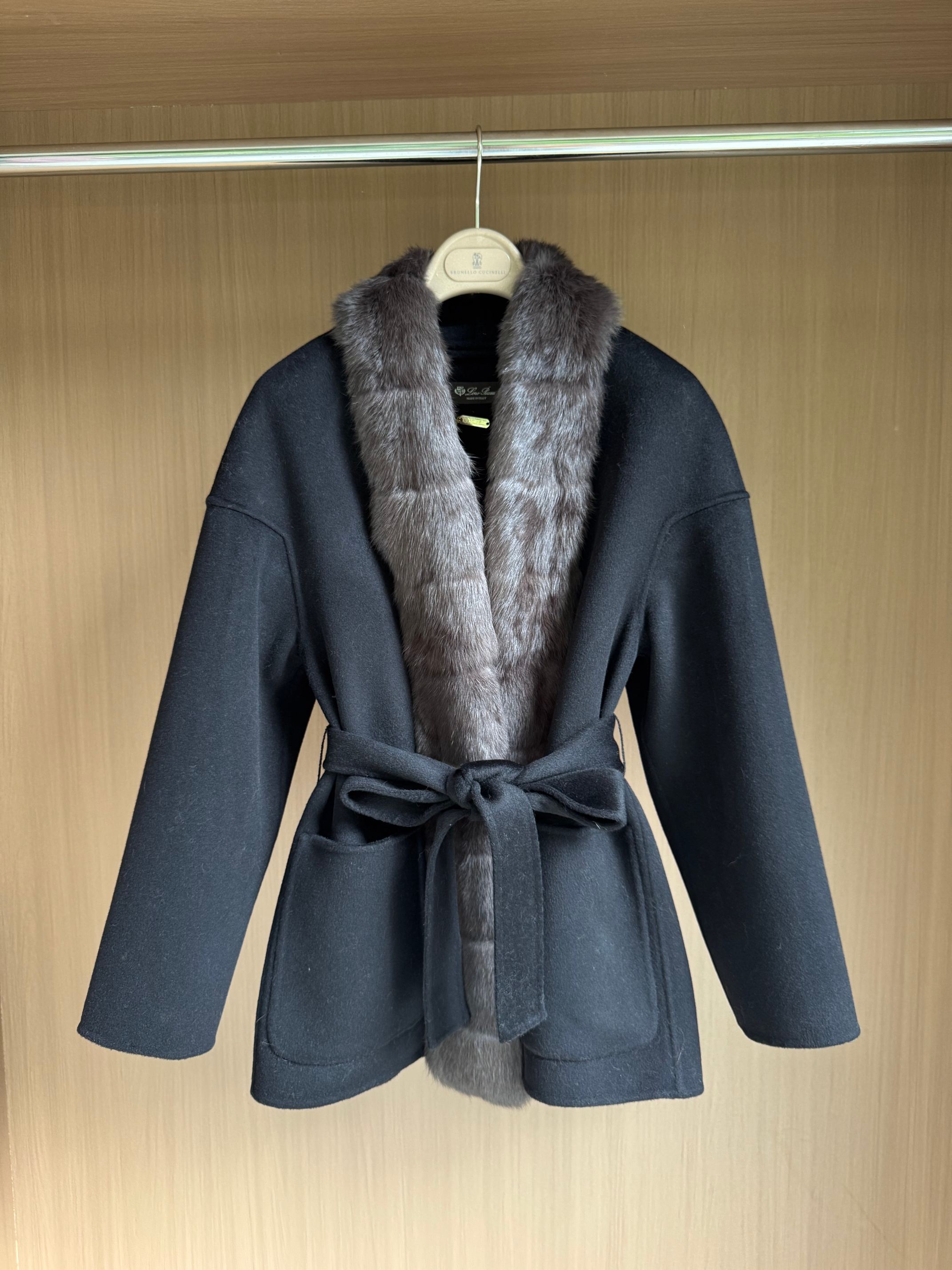 Pure Cashmere Short Coat with Fur Collar, Celebrity Style – Luxurious Warmth