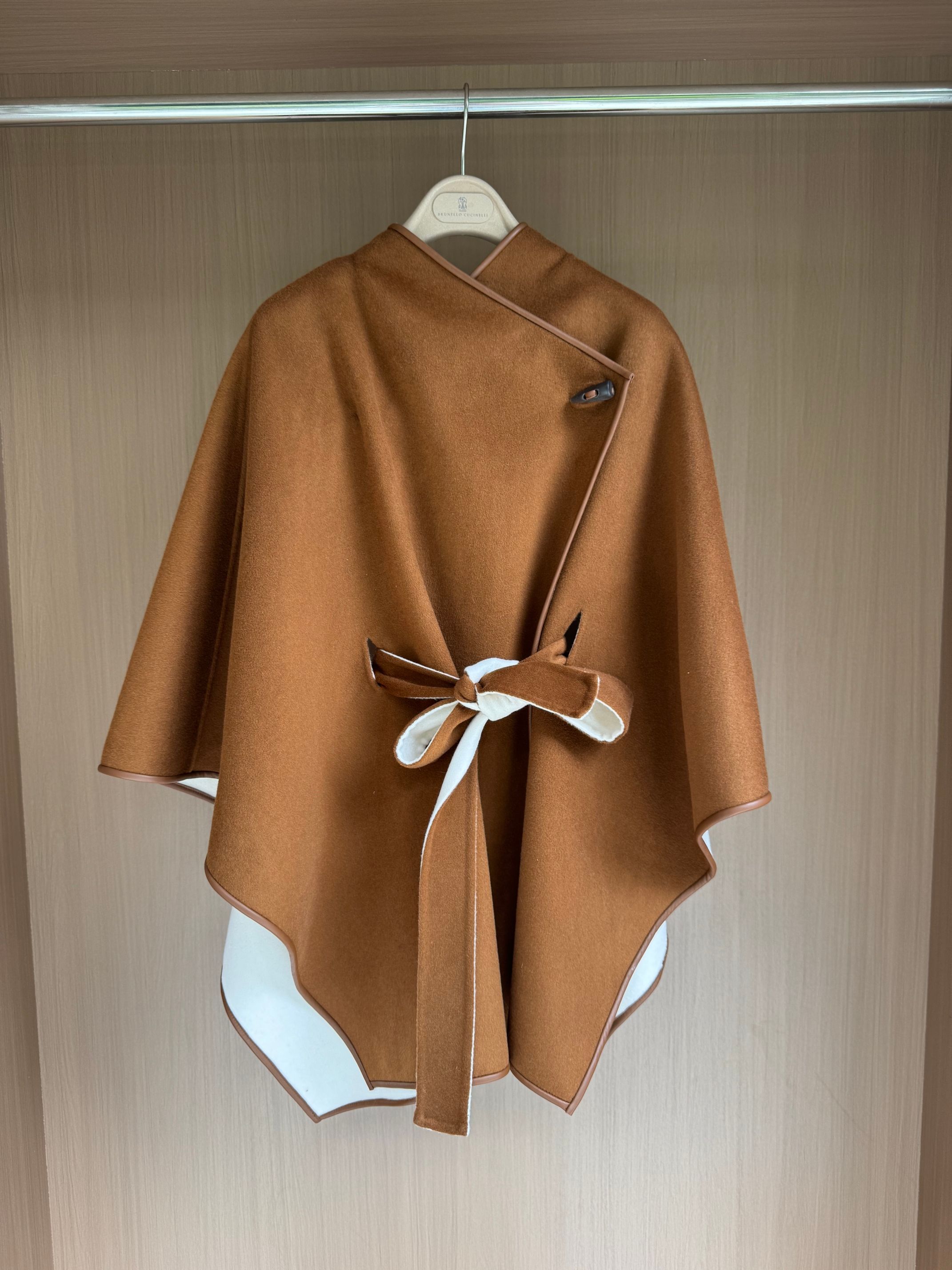 Elegant Wool Blend Cape Coat – Luxurious & Versatile, One Size Fits All