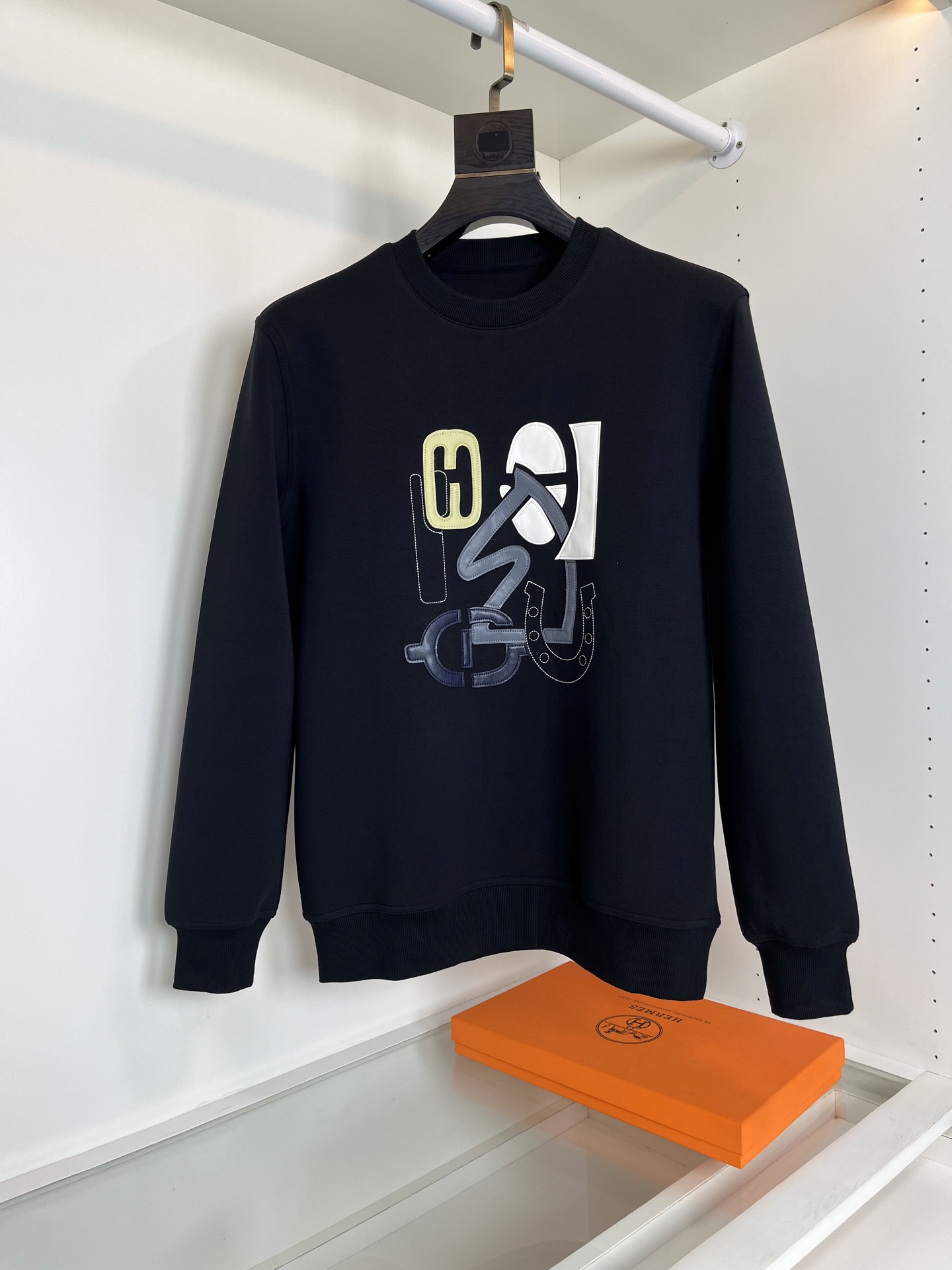 NO:504628,He*mès, cabinets are on sale!  H Puzzle leather embroidery, leather details, round neck sweatshirt pullover sweatshirt, Jeu d'Adresse' lambskin patch, knitted thread, not easy to fit, fitting style, fabric is made of Austrian modal fiber, known as the breathable air-layer fabric, through structural design, three pieces of fabric structure, which uses inner, middle and outer, to form an air interlayer in the fabric. It has good fluffy and feels Q-elastic. It can form a static air layer, so as to achieve warmth, good wrinkle resistance, soft and comfortable, smooth and breathable warm fabric, overall, and has a good backbone, the overall upper body is upright and stylish! [Color] Black Khaki Gray [Code] M-3XL Try on 172-148 for wearing L (the next day's goods), hoodie, sweatshirts, alexander wang19860909爱*仕(He*mès) ,柜在售！H Puzzle皮绣点缀 皮革细节 圆领运动衫套头卫衣 Jeu d‘Adresse”羊羔皮贴饰 针织螺纹 不易版型 合体的版型 面料采用 奥地利莫代尔纤维 被誉为会呼吸的空气层面料,通过结构设计采用里、中、外三片的织物结构,从而在织物中形成空气夹层 .蓬松性好 手感Q弹力.以形成静止空气层,从而达到保暖效果,抗皱性佳入手柔软舒适,亲 肤爽滑透气保暖面料整体又有着很好的骨干,整体上身挺拔有型！【颜色】黑色 卡其色 灰色 【码数】M-3XL 试穿172-148穿L合适（隔天货）,,hoodie,sweatshirts,alexander wang,Men's clothing