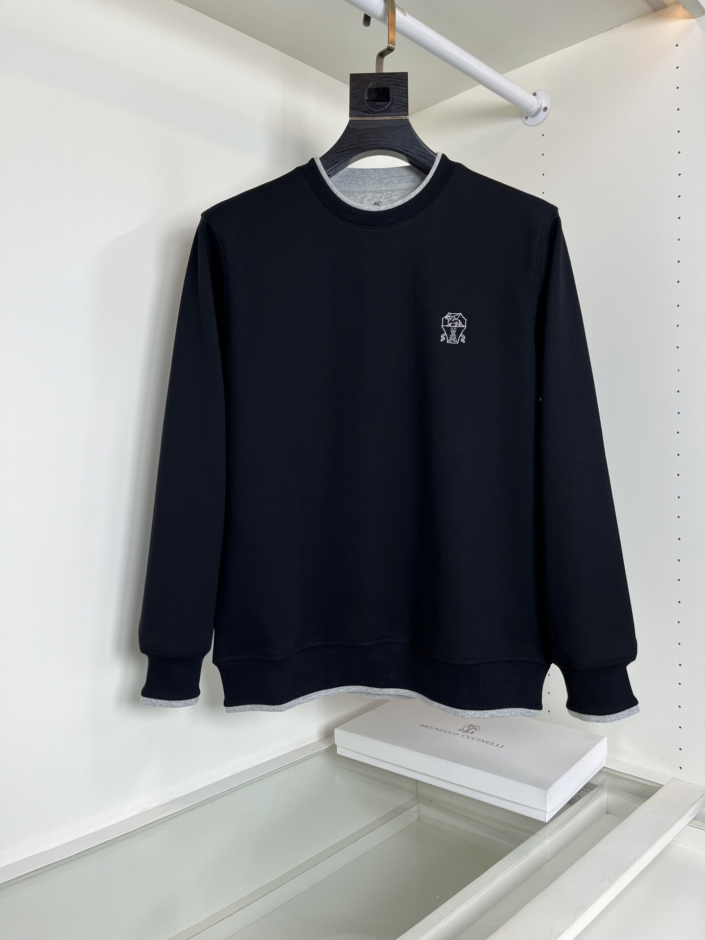 NO:504618,Bru**llo Cuci**lli, old money, layered in contrasting men's printed casual pullover sweatshirt, like minimalist design, highly recommended, seemingly simple design, putting in a lot of effort in details, letter printing on the chest, contrasting collar hem, you can wear it with layering, giving people a sense of elegant and gentlemanly, Italian tailoring, slightly tight on the chest, slightly loose on the hem, this overall tailoring is very inclusive to the figure, even if you have a bit of belly, it can be upright and stylish. The back collar is against the turtle back, and the neckline is slightly fitted to the neck, making the overall upper body look more youthful and fashionable. The thickness of the autumn and winter is made of long velvet cotton and thin velvet. The wearability is very high in autumn and winter, and the upper body is comfortable and skin-friendly, warm and stylish!  And it has texture. All-quality order for hardware and accessories. Color black, beige, royal blue, green, gray, five-color, code M-3XL, try on 172-145, suitable for wearing L (the next day's goods), hoodie, sweatshirts, alexander wang19860909Bru**llo Cuci**lli 老钱新贵 叠穿撞色男士印花休闲套头卫衣 喜欢极简设计 强烈推荐 看似简约的设计 细节上下足功夫 胸口字母印花 领口下摆撞色点缀 随意搭配都能穿出层次感 给人雅痞绅士之感 意式的剪裁 胸口微紧 下摆处略微的宽松 这总剪裁对身材的包容性很好 就算有点肚子 也能挺拔有型 后领贴龟背 领口微微贴合颈部 让整体上身感更显年轻时尚 秋冬厚度面料采用长绒棉内加薄绒的材质 秋冬穿着性很高 高密度材质.上身舒适亲肤,保暖有型！且具有质感.五金辅料全品相订单 颜色 黑色 米白 宝蓝 绿色 灰色 五色 码数M-3XL 试穿172-145穿L合适（隔天货）,,hoodie,sweatshirts,alexander wang,Men's clothing