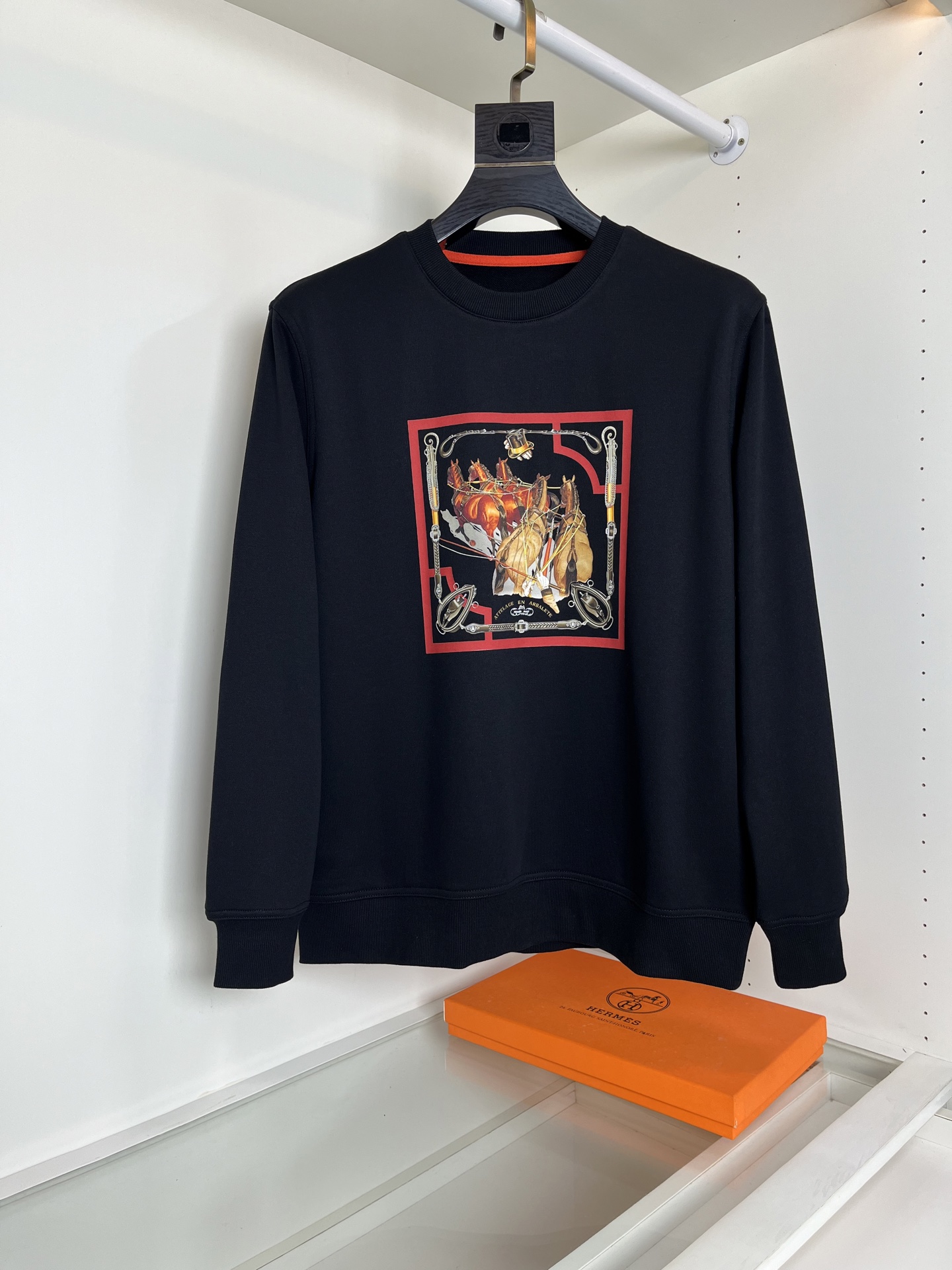 NO:504623,He*mès 2025 Autumn and Winter I like his home design This latest classic war horse graphic design, men's pullover casual sweatshirt, a futuristic and fashionable war horse master picture design, presented with printing craftsmanship, comfortable without moistness, fashionable and highlights, the integrated tailoring, the neckline slightly fits the neck, the overall upper body feels more fashionable, good style and good fabric!  High-definition combed cotton material. The upper body is comfortable and skin-friendly, warm and stylish!  And it has texture. All-in-class order for hardware and accessories [Color 277] Black White [Code] M-3XL Try on 172-145 suitable for wearing L (the next day's goods), hoodie, sweatshirts, alexander wang19860909爱*仕 (He*mès) 2025秋冬 喜欢他家设计 这款最新经典战马图形设计 男士套头休闲卫衣 很有未来时尚感的战马主图设计 以印花的工艺来呈现 ,舒适而没有闷湿感 图型时尚而有亮点 合体的剪裁 领口微微贴合颈部,整体上身感更具时尚感,好版型好面料！高密精梳棉的材质.上身舒适亲肤,保暖有型！且具有质感.五金辅料全品相订单【颜色277】黑色 白色【码数】M-3XL 试穿172-145穿L合适（隔天货）,,hoodie,sweatshirts,alexander wang,Men's clothing