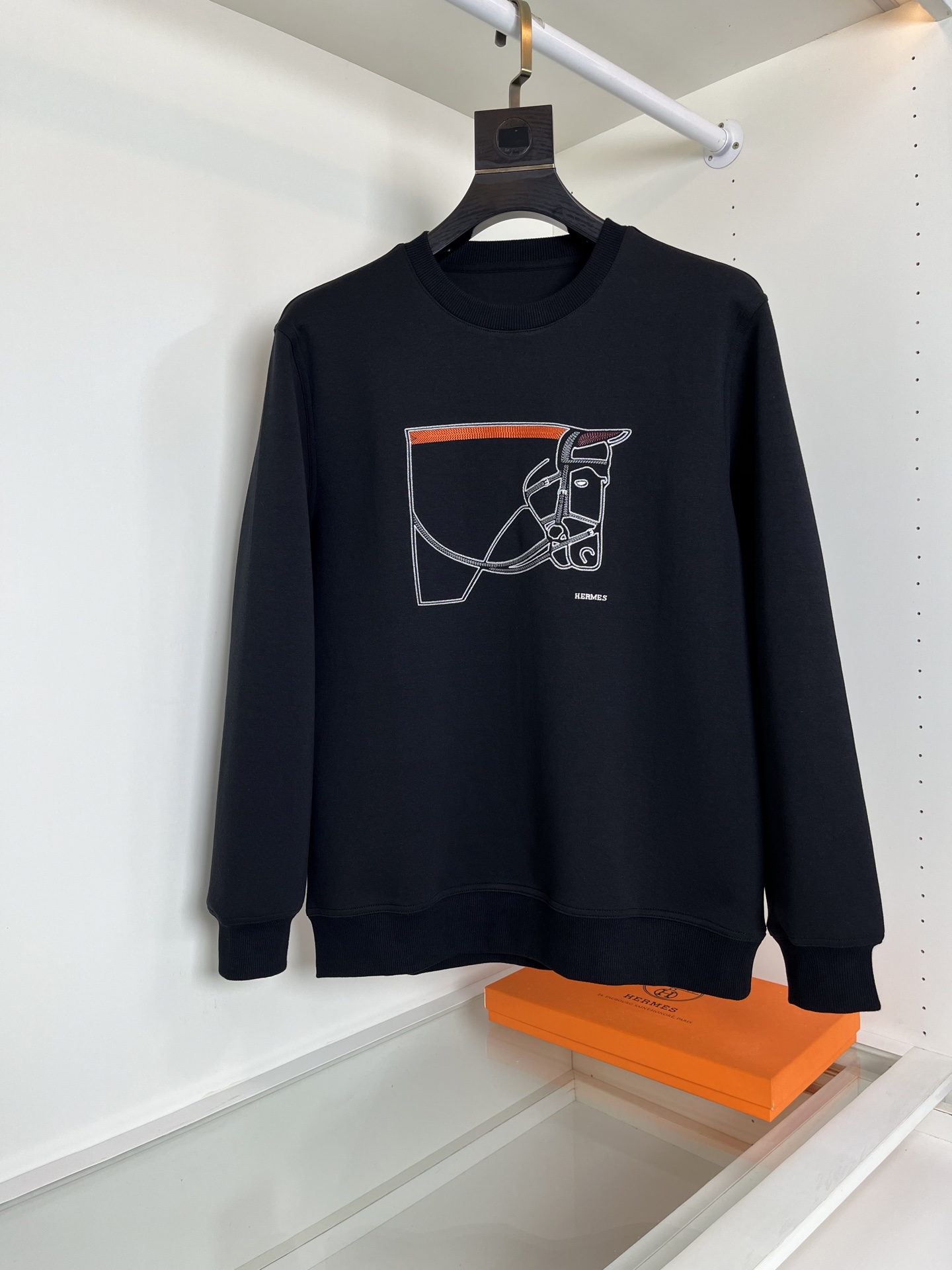 NO:504601,He*mès 2025 Autumn and Winter I like his home design This latest classic war horse graphic design, men's pullover casual sweatshirt, a futuristic and fashionable main picture design. It is presented with the embroidery craftsmanship, comfortable without a sense of humidity, fashionable and highlights, the integrated tailoring, the neckline slightly fits the neck, the overall upper body feels more fashionable, good style and good fabric!  High-definition combed cotton material. The upper body of the air layer is comfortable and skin-friendly, warm and stylish!  And it has texture. All-in-one hardware and auxiliary materials are ordered [Color 606] Black White Gray [Code] M-3XL Try on 172-145 suitable for wearing L (the next day's goods), hoodie, sweatshirts, alexander wang19860909爱*仕 (He*mès) 2025秋冬 喜欢他家设计 这款最新经典战马图形设计 男士套头休闲卫衣 很有未来时尚感的战马主图设计 以呀,绣花的工艺来呈现 ,舒适而没有闷湿感 图型时尚而有亮点 合体的剪裁 领口微微贴合颈部,整体上身感更具时尚感,好版型好面料！高密精梳棉的材质.空气层上身舒适亲肤,保暖有型！且具有质感.五金辅料全品相订单【颜色606】黑色 白色 灰色【码数】M-3XL 试穿172-145穿L合适（隔天货）,,hoodie,sweatshirts,alexander wang,Men's clothing