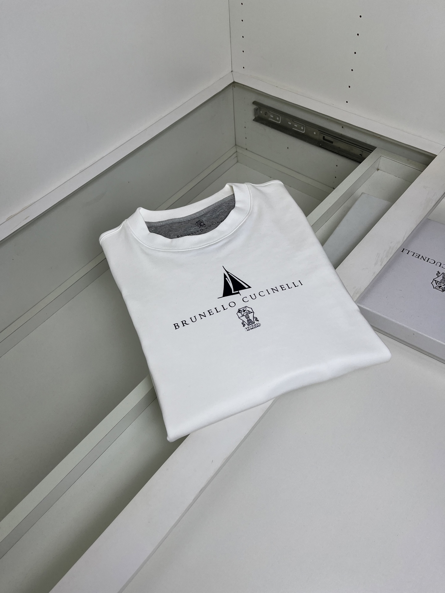 “Business Leisure Classic: Bru**llo Cuci**lli Velvet T-Shirt with Letter Print – Review & Ordering Guide” - 图片 9