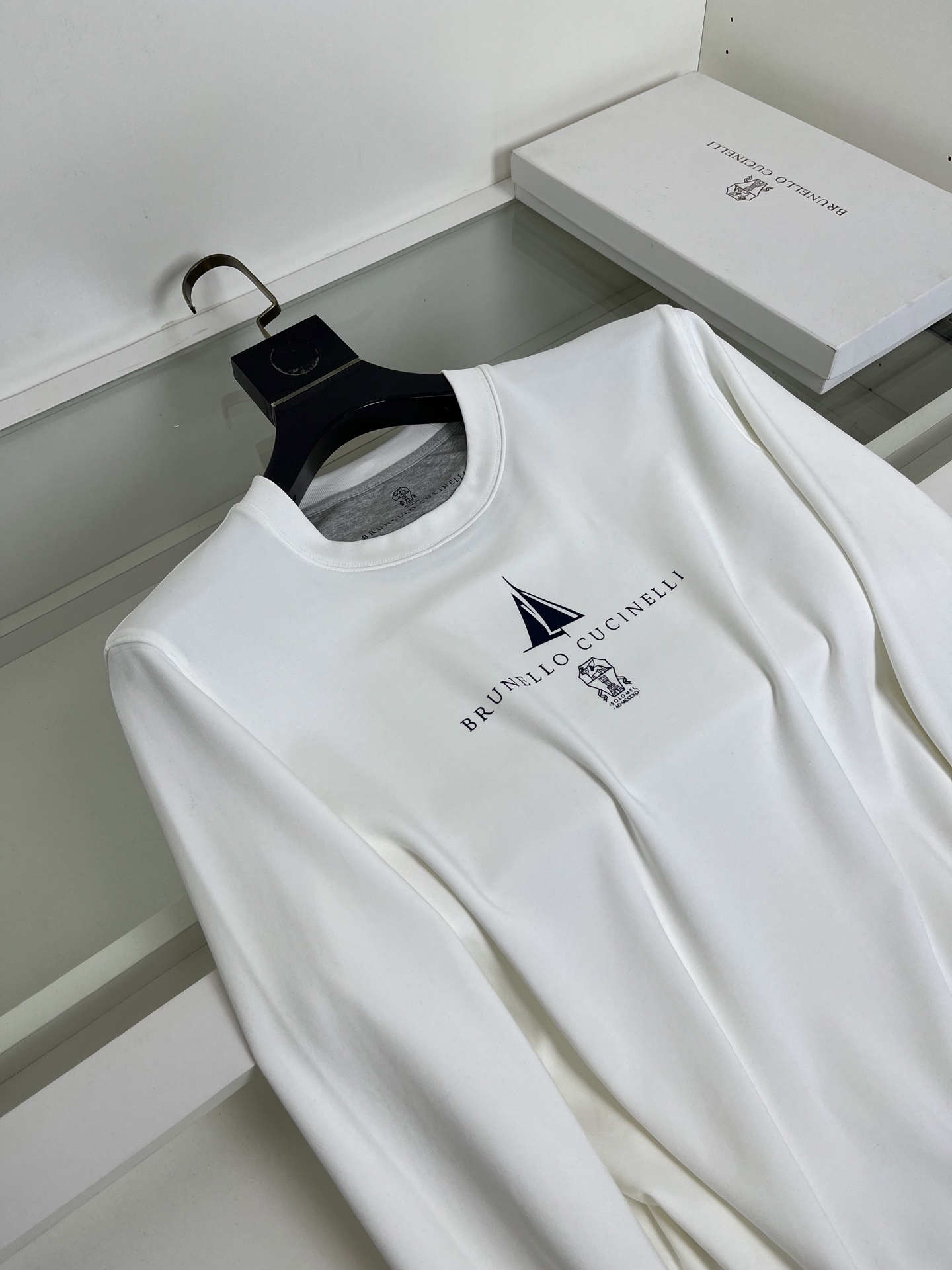 “Business Leisure Classic: Bru**llo Cuci**lli Velvet T-Shirt with Letter Print – Review & Ordering Guide” - 图片 3