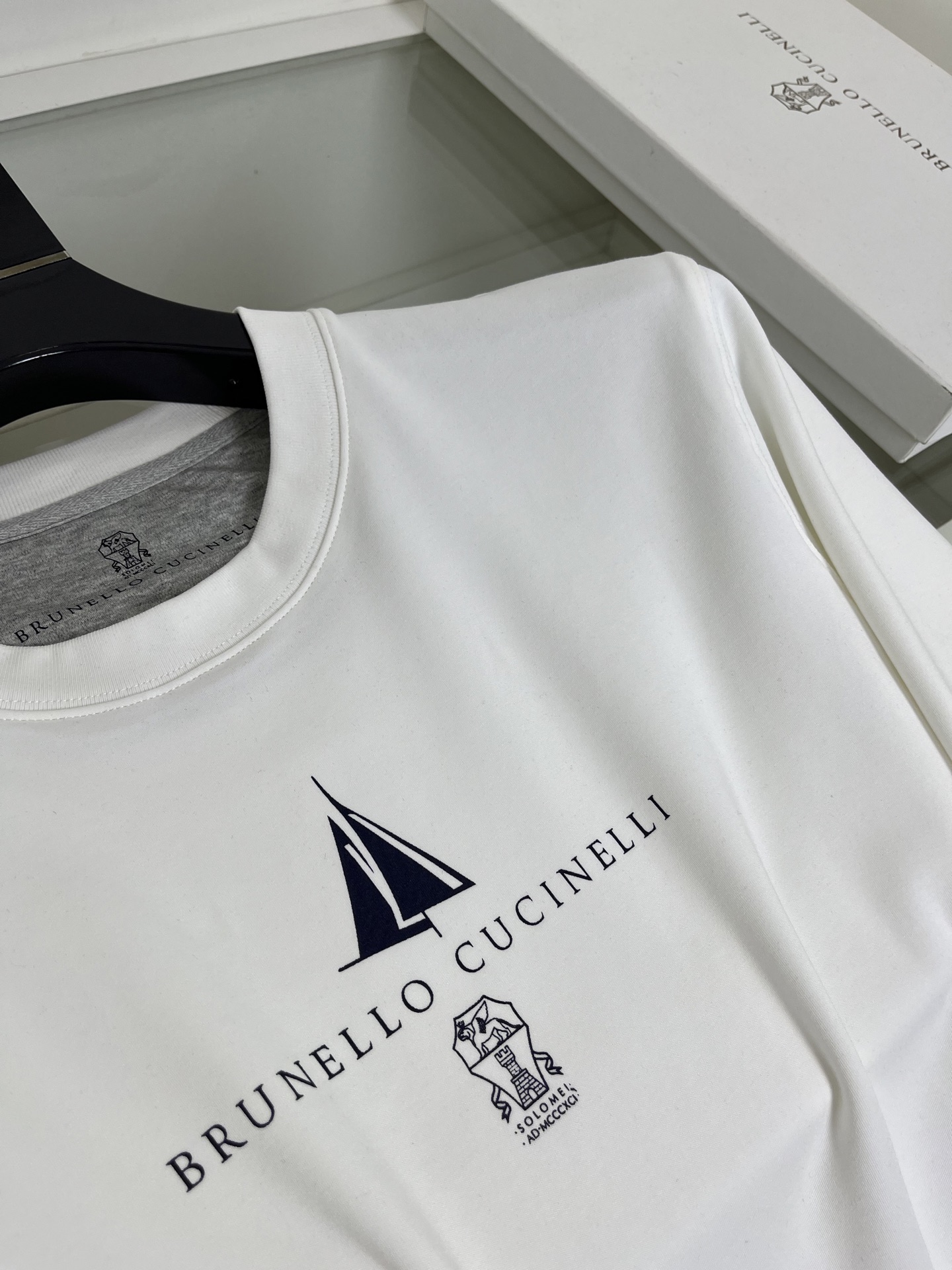 “Business Leisure Classic: Bru**llo Cuci**lli Velvet T-Shirt with Letter Print – Review & Ordering Guide” - 图片 5