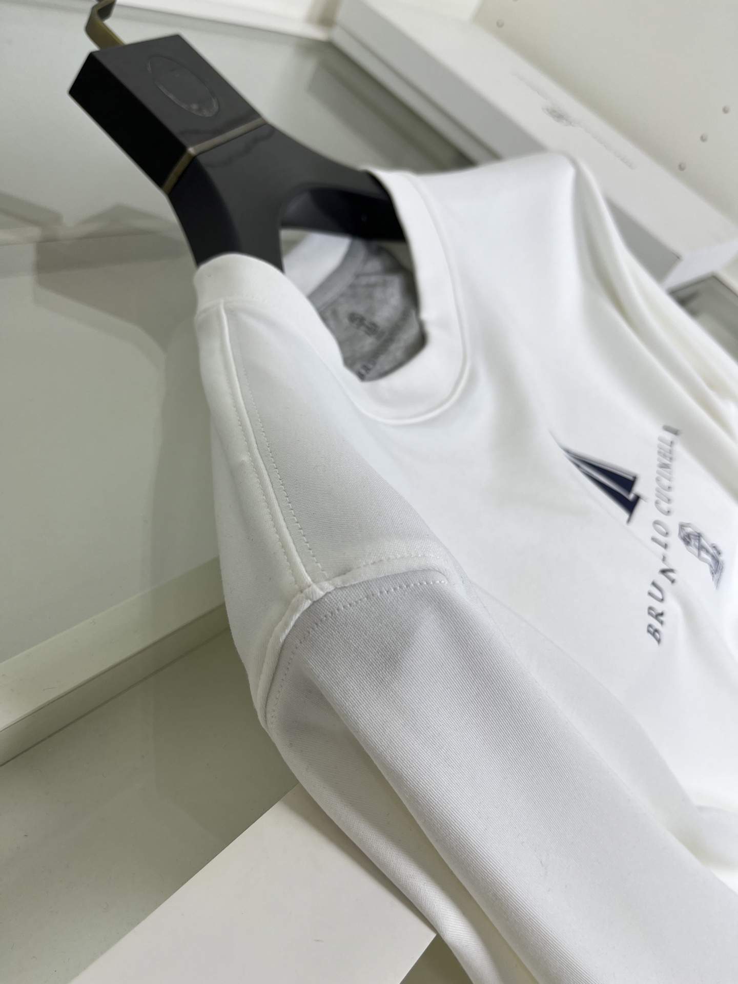 “Business Leisure Classic: Bru**llo Cuci**lli Velvet T-Shirt with Letter Print – Review & Ordering Guide” - 图片 6