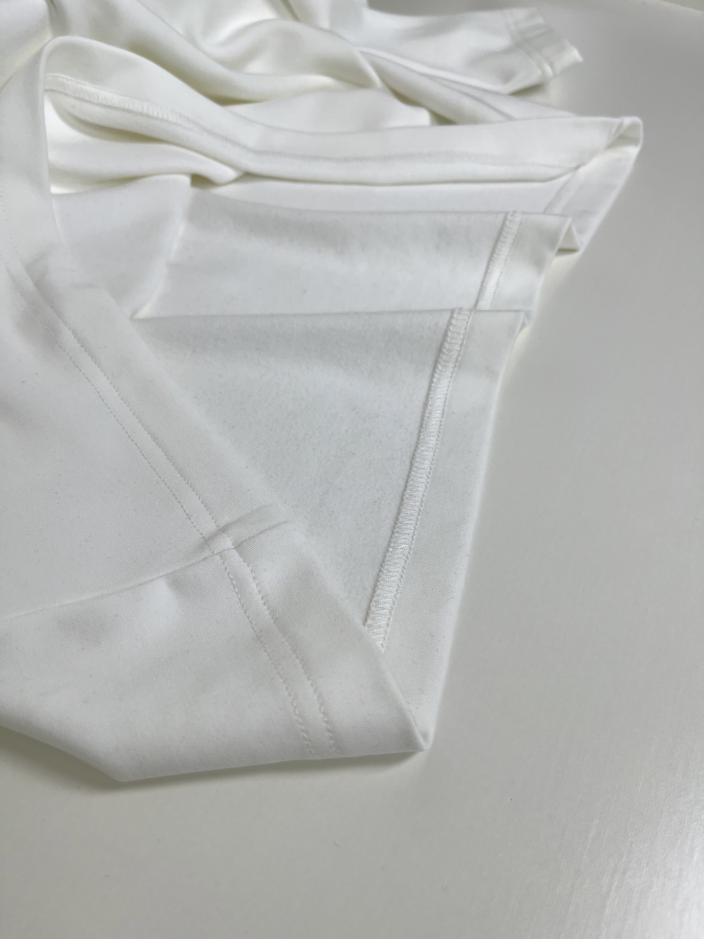 “Business Leisure Classic: Bru**llo Cuci**lli Velvet T-Shirt with Letter Print – Review & Ordering Guide” - 图片 7