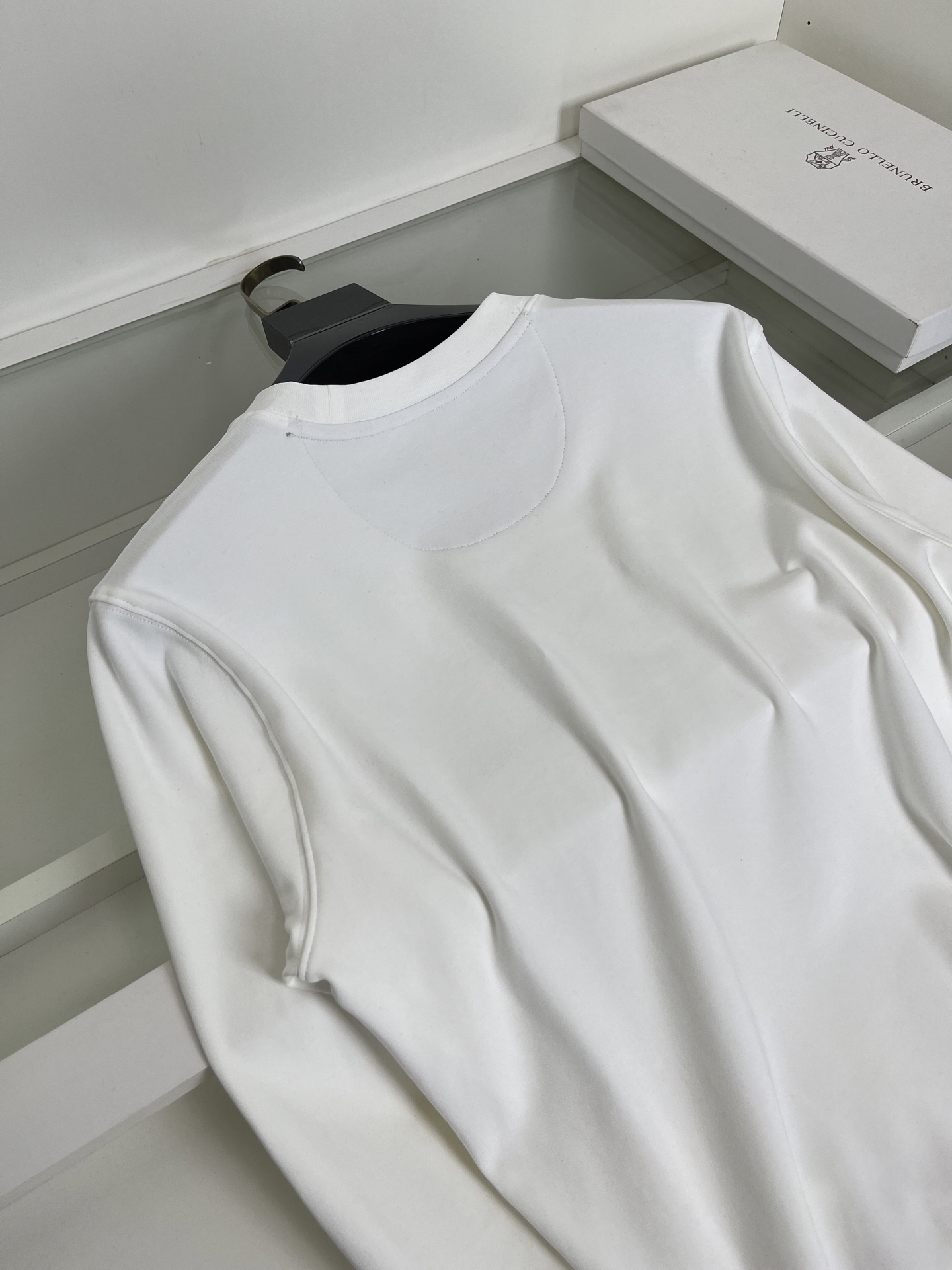 “Business Leisure Classic: Bru**llo Cuci**lli Velvet T-Shirt with Letter Print – Review & Ordering Guide” - 图片 8