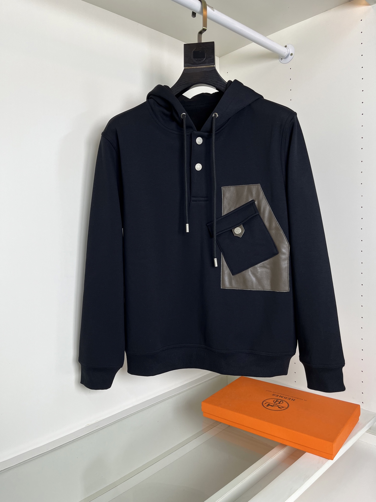 NO:504595,He*mès 2025 Autumn and Winter Empreintes seller cuir Half-open hooded knitted pullover plus fleece sweatshirt Although his family has increased its price every year, the design and details are becoming more and more thoughtful. The geometric leather-patched pocket design has very details and gives a modern sense of detail. Casual hooded styles Combined tailoring Button placket The design of the chest spliced ​​leather pocket makes the overall upper body look younger and fashionable. The fabric is made of customer-supplied high-weight fabric, with fleece inside skin-friendly and warm. The surface has a warm luster, comfortable upper body, and high-end. The overall feel is very crisp. The whole hardware and auxiliary materials are fully qualified. Color Black Gray Beige Number M-3XL (the next day's goods) Try on 172-148  Wear L size suitable, hoodie, sweatshirts, hats, alexander wang19860909爱*仕(He*mès) 2025秋冬 Empreintes sellier cuir 半开连帽针织套头加绒卫衣 他家虽然年年涨价 但是设计与细节越来越走心 几何拼皮的口袋设计 很有细节亮点,上身时尚而赋予现代气息感 休闲连帽的款式 合体的剪裁 纽扣门襟 胸口拼接皮质口袋的设计,让整体上身更显年轻时尚 , 面料采用客供定织高克重面料,内里摇粒绒材质 亲肤 保暖 表面有着温润的光泽感,上身舒适,显高档 整体又有很好挺括感 五金辅料全品相订单 颜色 黑色 灰色 米白色 码数M-3XL（隔天货） 试穿172-148 穿L码合适,,hoodie,sweatshirts,hats,alexander wang,Men's clothing