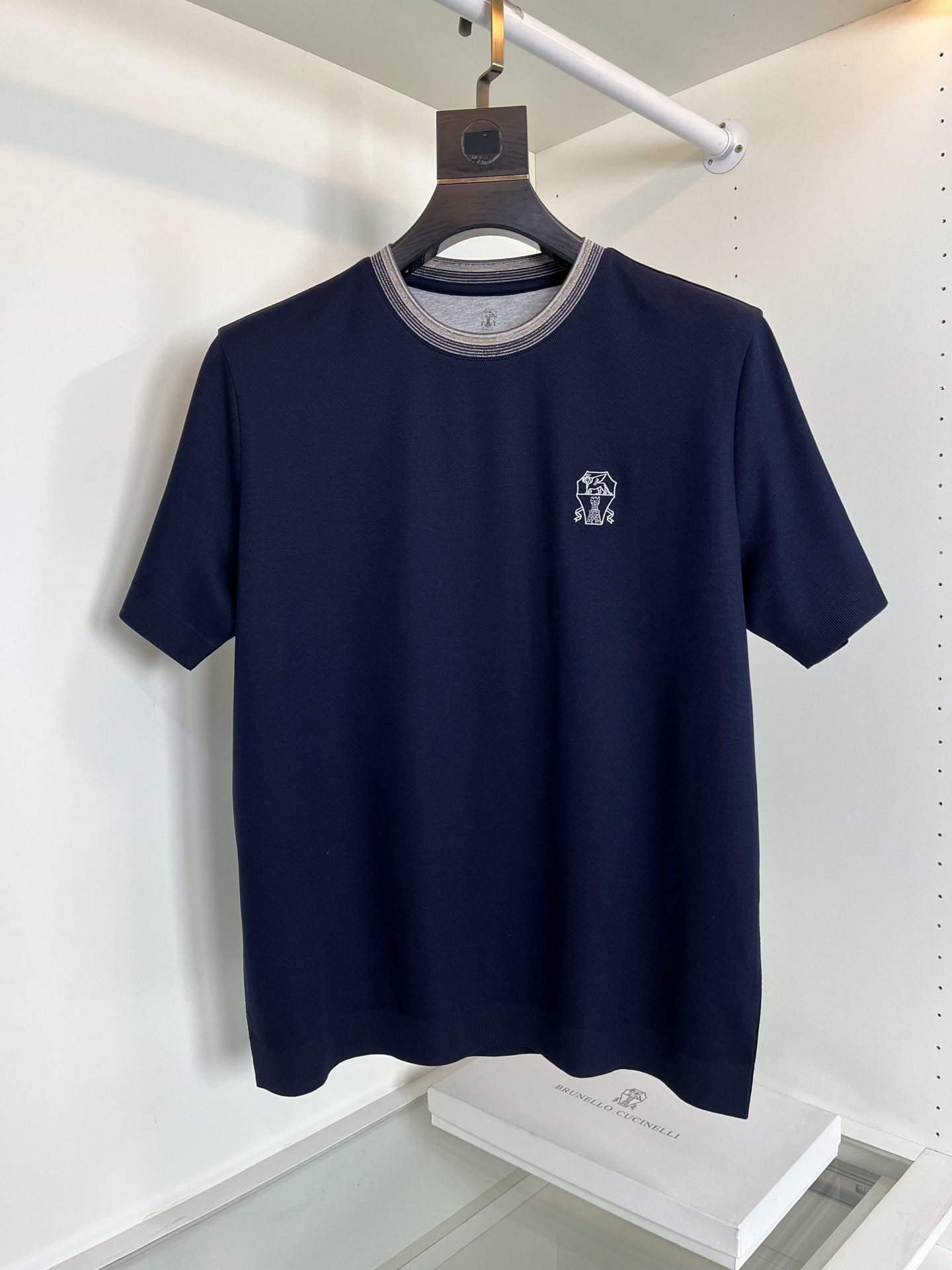 NO:756849,High-quality corporate order Bru**llo Cuci**lli High-end series recommended by old money and new money!  Randomly compare in major shopping malls. Quality control recommends SUPIMA Pima cotton 60S double yarn grain wave texture classic short-sleeved T-shirt. Simple luxury style. The seemingly simple design is versatile but not exaggerated. The design details show quality. The cuff stripes are embellished with contrasting colors. The upper body has bright spots while highlighting the bright spots. The upper body is fitted in an Italian style. The lower body of the clothes is slightly loose, making the wearing feeling more crisp and stylish.  It is more tolerant to the body shape (knitted scraps) sweater knitting method. The fabric uses SUPIMA horse cotton as raw material. The annual output is low. 60 double yarns. The precision weaving method of the grain wave texture gives the surface a texture. Comfortable and tight. The texture is breathable, moisture-absorbing and delicate and skin-friendly. The surface is shiny, wrinkle-resistant and easy to care for. The high-end and high-quality texture cannot be compared with ordinary fabrics. Color: Apricot Navy Gray Size M-3XL  Try on 172-145, L size is suitable, sweaters, T-shirt, tees, t-shirt,19860909High-quality 公司订单 Bru**llo Cuci**lli 老钱新贵们推荐 高端系列！各大商场随意对比 品质控推荐SUPIMA匹马棉 60S双纱谷波肌理感经典款短袖T恤衫 简奢风 看似简约的设计百搭不夸张的同时 设计上细节上呈现品质 袖口条纹撞色点缀 上身有亮点的同时凸显亮点 意式得剪裁 上半身合体 衣服下半身略微宽松 让穿着感 更加挺括有型的同时 对身型有更好的包容性（针织起脚料）毛衣织法,面料采用SUPIMA匹马棉为原料 每年产量低 60支双纱 谷波肌理的精密织法 让表面呈现肌理质感 舒适紧致 质地透气吸湿且细腻的亲肤感 表面富有光泽质感防皱易打理 高档而显品质感也是一般面料无法媲美 颜色 杏色 藏青色 灰色 码数M-3XL 试穿172-145穿L码合适,,sweaters,T-shirt,tees，t-shirt,,Men's clothing