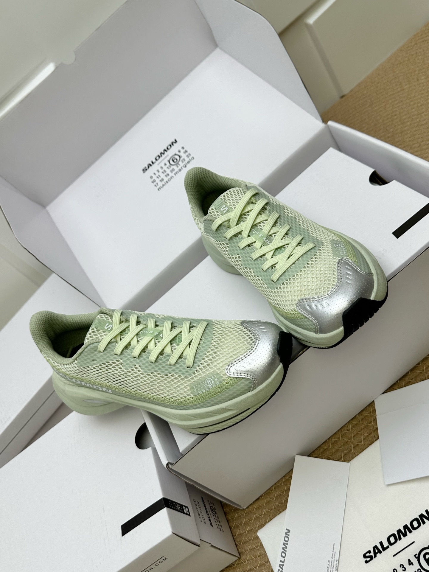 NO:954896,Guangdong quality MM6 x SALOMON - Spectur Maison Margiela Salomon co-branded mesh sneakers!  26ss new product M6 co-branded mesh casual thick-soled couple shoes Margiela and SALOMON's spring and summer series of shoes are based on the road running shoe Spectur 2. The upper is made of large-hole mesh material with same-color taped and cut pieces. There are brand logos of both parties on the side of the shoe. The materials include polyester fiber, polyurethane, rubber, etc.; As the design of MaisonMargiela's main brand, MM6 Maison  Margiela integrates Martin Margiela's unique concepts in creative design and avant-garde style, reinterpreting the form and function of MM6 Maison Margiela from a new perspective. MM6 Maison Margiela continues to explore new boundaries of fashion, integrating avant-garde art and sports elements. It is equipped with a full-length carbon fiber plate Energy Blade and Energy Foam cushioning system. The back palm is thickened and widened, which combines propulsion, cushioning, rebound and stability.  The upper is made of large-hole mesh material with same-color taping and panels. There are brand logos of both parties on the side of the shoe. It is equipped with a full-length carbon fiber plate Energy Blade and Energy Foam cushioning system. The back sole is thickened and widened, which combines propulsion, cushioning, rebound and stability. Size. Women's size: 35-36-37-38-39-40 size Men's size: 40-41-42-43-44 size sports shoe size  Original box packaging airplane box, masion margiela, masion margiela, sneakers19860909莞产品质 MM6 x SALOMON - Spectur Maison 马吉拉*萨洛蒙 联名 网面运动鞋！ 26ss新品 M6联名款网面休闲厚底情侣鞋 Margiela与SALOMON合作的春夏系列鞋款,以公路跑鞋Spectur 2为基础,鞋面采用大孔网眼材质搭配同色系压胶与裁片,鞋侧有双方品牌标识,材质涵盖聚酯纤维、聚氨酯、橡胶等； 作为MaisonMargiela主线品牌的设计,MM6 Maison Margiela整合了马丁.马吉拉在创意设计和前卫风格方面的独特理念,以全新的视角重新诠释的形态和功能 MM6 Maison Margiela不断探索时尚的新边界,融合前卫艺术、运动元素、 它搭载全长碳纤维板Energy Blade与Energy Foam缓震系统,后掌加厚加宽,兼具推进力、缓震回弹与稳定性. 鞋面采用大孔网眼材质搭配同色系压胶与裁片,鞋侧有双方品牌标识,它搭载全长碳纤维板Energy Blade与Energy Foam缓震系统,后掌加厚加宽,兼具推进力、缓震回弹与稳定性. 码数  .女码: 35-36-37-38-39-40码 男码: 40-41-42-43-44码运动鞋码 原盒包装飞机盒,,masion margiela,masion margiela,sneakers,Men's shoes