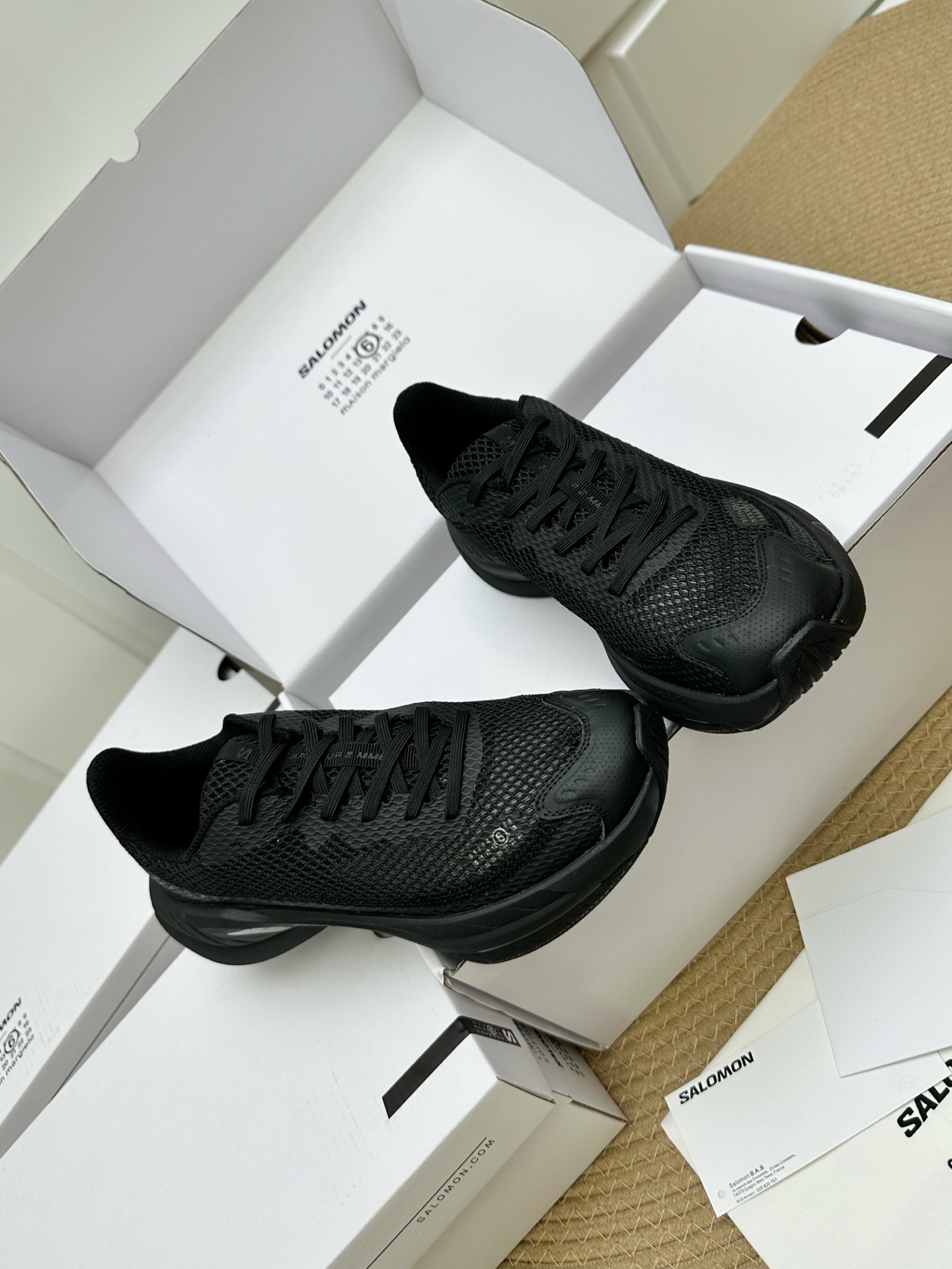 NO:954840,Guangdong quality MM6 x SALOMON - Spectur Maison Margiela Salomon co-branded mesh sneakers!  26ss new product M6 co-branded mesh casual thick-soled couple shoes Margiela and SALOMON's spring and summer series of shoes are based on the road running shoe Spectur 2. The upper is made of large-hole mesh material with same-color taped and cut pieces. There are brand logos of both parties on the side of the shoe. The materials include polyester fiber, polyurethane, rubber, etc.; As the design of MaisonMargiela's main brand, MM6 Maison  Margiela integrates Martin Margiela's unique concepts in creative design and avant-garde style, reinterpreting the form and function of MM6 Maison Margiela from a new perspective. MM6 Maison Margiela continues to explore new boundaries of fashion, integrating avant-garde art and sports elements. It is equipped with a full-length carbon fiber plate Energy Blade and Energy Foam cushioning system. The back palm is thickened and widened, which combines propulsion, cushioning, rebound and stability.  The upper is made of large-hole mesh material with same-color taping and panels. There are brand logos of both parties on the side of the shoe. It is equipped with a full-length carbon fiber plate Energy Blade and Energy Foam cushioning system. The back sole is thickened and widened, which combines propulsion, cushioning, rebound and stability. Size. Women's size: 35-36-37-38-39-40 size Men's size: 40-41-42-43-44 size sports shoe size  Original box packaging airplane box, masion margiela, masion margiela, sneakers19860909莞产品质 MM6 x SALOMON - Spectur Maison 马吉拉*萨洛蒙 联名 网面运动鞋！ 26ss新品 M6联名款网面休闲厚底情侣鞋 Margiela与SALOMON合作的春夏系列鞋款,以公路跑鞋Spectur 2为基础,鞋面采用大孔网眼材质搭配同色系压胶与裁片,鞋侧有双方品牌标识,材质涵盖聚酯纤维、聚氨酯、橡胶等； 作为MaisonMargiela主线品牌的设计,MM6 Maison Margiela整合了马丁.马吉拉在创意设计和前卫风格方面的独特理念,以全新的视角重新诠释的形态和功能 MM6 Maison Margiela不断探索时尚的新边界,融合前卫艺术、运动元素、 它搭载全长碳纤维板Energy Blade与Energy Foam缓震系统,后掌加厚加宽,兼具推进力、缓震回弹与稳定性. 鞋面采用大孔网眼材质搭配同色系压胶与裁片,鞋侧有双方品牌标识,它搭载全长碳纤维板Energy Blade与Energy Foam缓震系统,后掌加厚加宽,兼具推进力、缓震回弹与稳定性. 码数  .女码: 35-36-37-38-39-40码 男码: 40-41-42-43-44码运动鞋码 原盒包装飞机盒,,masion margiela,masion margiela,sneakers,Men's shoes