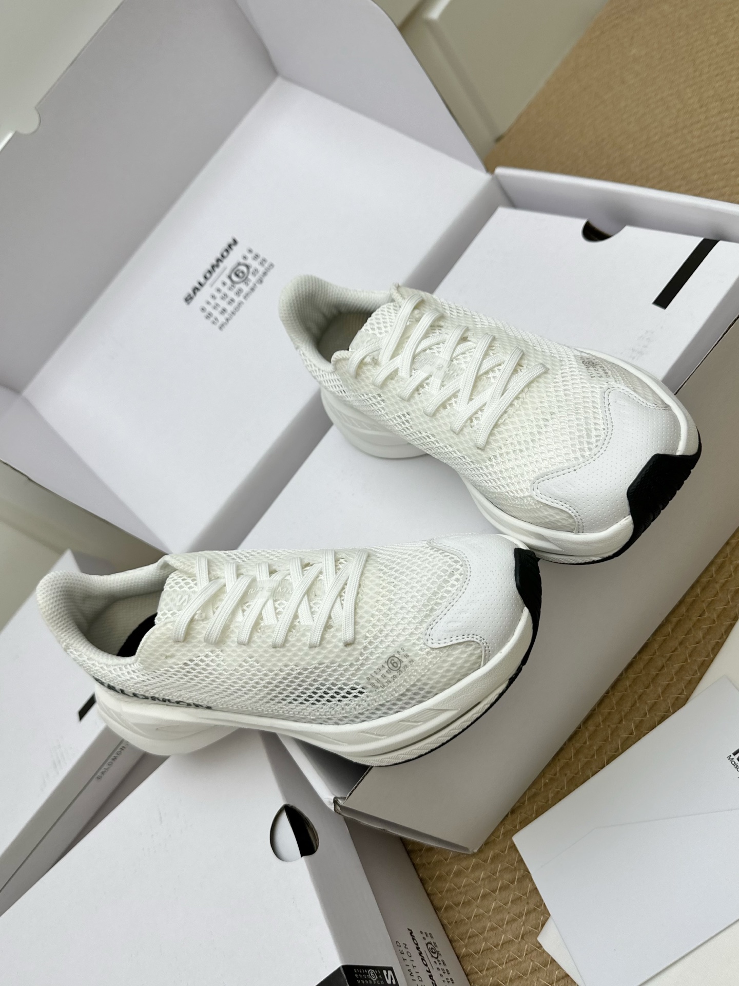 NO:954915,Guangdong quality MM6 x SALOMON - Spectur Maison Margiela Salomon co-branded mesh sneakers!  26ss new product M6 co-branded mesh casual thick-soled couple shoes Margiela and SALOMON's spring and summer series of shoes are based on the road running shoe Spectur 2. The upper is made of large-hole mesh material with same-color taped and cut pieces. There are brand logos of both parties on the side of the shoe. The materials include polyester fiber, polyurethane, rubber, etc.; As the design of MaisonMargiela's main brand, MM6 Maison  Margiela integrates Martin Margiela's unique concepts in creative design and avant-garde style, reinterpreting the form and function of MM6 Maison Margiela from a new perspective. MM6 Maison Margiela continues to explore new boundaries of fashion, integrating avant-garde art and sports elements. It is equipped with a full-length carbon fiber plate Energy Blade and Energy Foam cushioning system. The back palm is thickened and widened, which combines propulsion, cushioning, rebound and stability.  The upper is made of large-hole mesh material with same-color taping and panels. There are brand logos of both parties on the side of the shoe. It is equipped with a full-length carbon fiber plate Energy Blade and Energy Foam cushioning system. The back sole is thickened and widened, which combines propulsion, cushioning, rebound and stability. Size. Women's size: 35-36-37-38-39-40 size Men's size: 40-41-42-43-44 size sports shoe size  Original box packaging airplane box, masion margiela, masion margiela, sneakers19860909莞产品质 MM6 x SALOMON - Spectur Maison 马吉拉*萨洛蒙 联名 网面运动鞋！ 26ss新品 M6联名款网面休闲厚底情侣鞋 Margiela与SALOMON合作的春夏系列鞋款,以公路跑鞋Spectur 2为基础,鞋面采用大孔网眼材质搭配同色系压胶与裁片,鞋侧有双方品牌标识,材质涵盖聚酯纤维、聚氨酯、橡胶等； 作为MaisonMargiela主线品牌的设计,MM6 Maison Margiela整合了马丁.马吉拉在创意设计和前卫风格方面的独特理念,以全新的视角重新诠释的形态和功能 MM6 Maison Margiela不断探索时尚的新边界,融合前卫艺术、运动元素、 它搭载全长碳纤维板Energy Blade与Energy Foam缓震系统,后掌加厚加宽,兼具推进力、缓震回弹与稳定性. 鞋面采用大孔网眼材质搭配同色系压胶与裁片,鞋侧有双方品牌标识,它搭载全长碳纤维板Energy Blade与Energy Foam缓震系统,后掌加厚加宽,兼具推进力、缓震回弹与稳定性. 码数  .女码: 35-36-37-38-39-40码 男码: 40-41-42-43-44码运动鞋码 原盒包装飞机盒,,masion margiela,masion margiela,sneakers,Men's shoes