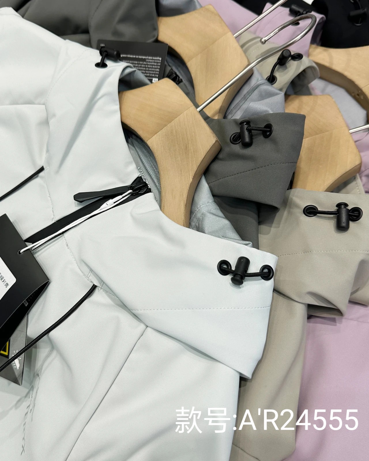 Arc’teryx Original Windproof Waterproof Hood Jacket: High-Tech, Stylish, Functional Outdoor Wear - 图片 4