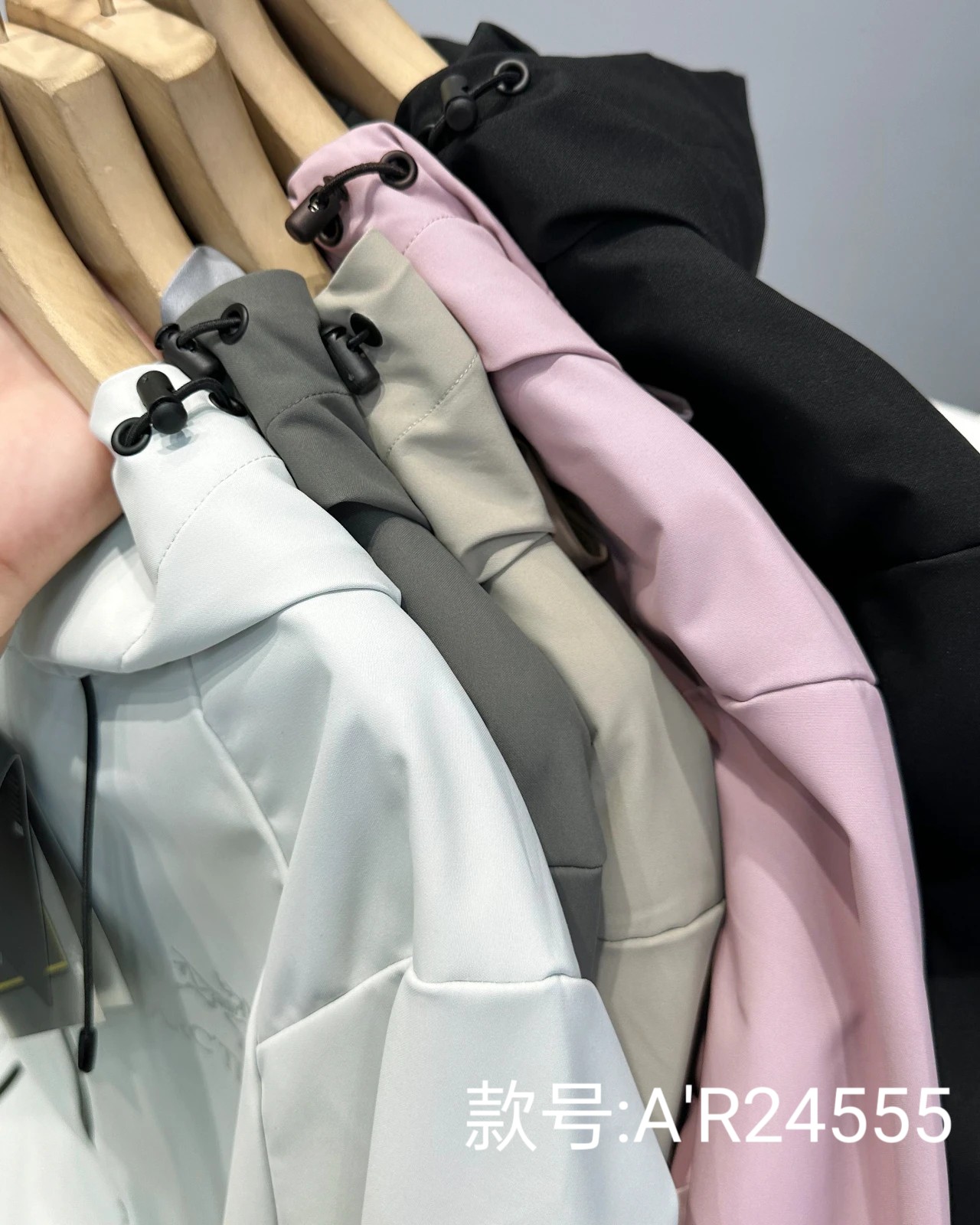 Arc’teryx Original Windproof Waterproof Hood Jacket: High-Tech, Stylish, Functional Outdoor Wear - 图片 5