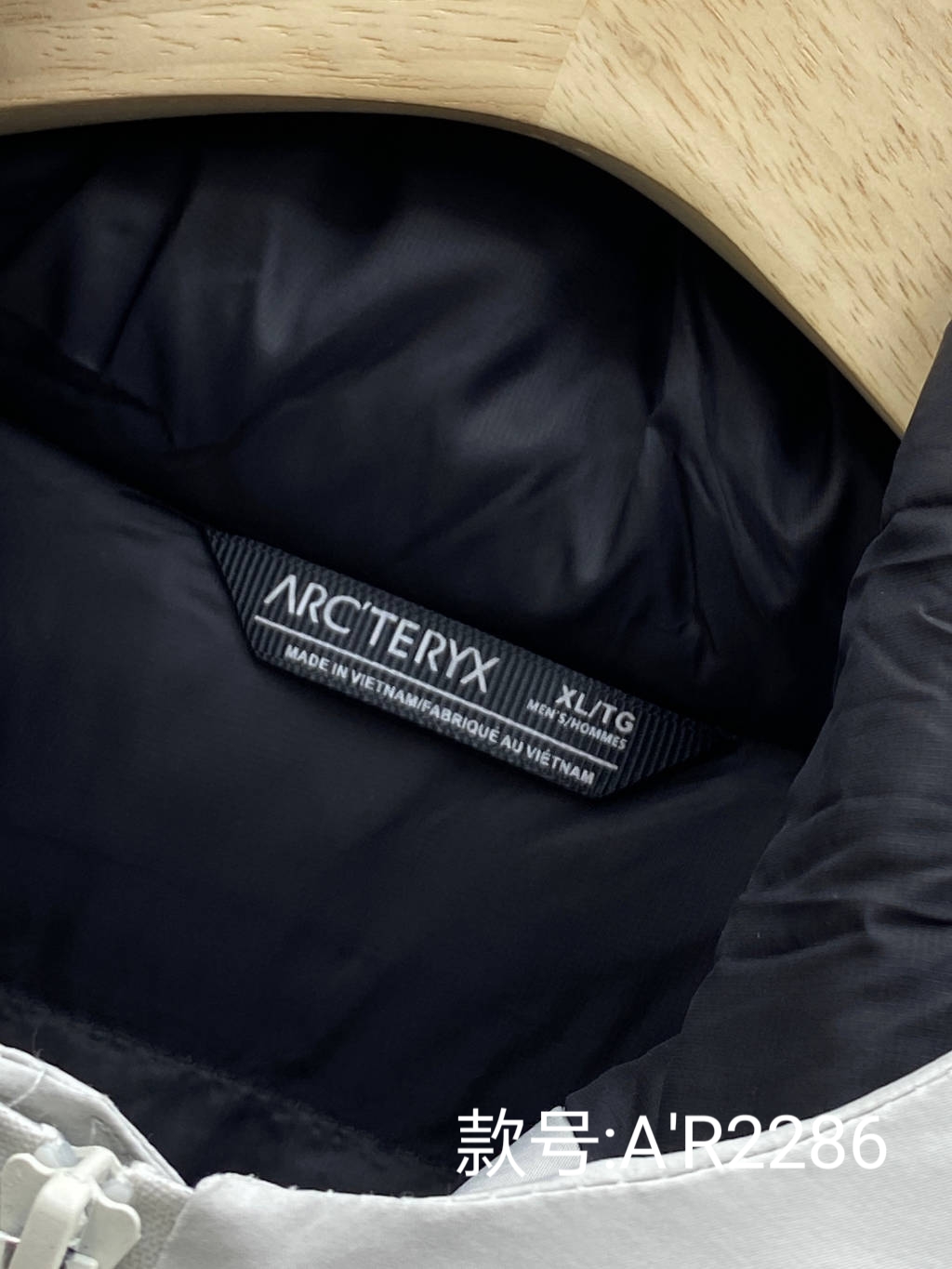 💰420
ARC'TERYX MACAI LT 新款始祖鸟硬壳连帽羽绒服 （新国标80绒）
款号:A'R2286
巧妙搭配保暖材料，夹克长时间穿着舒适。 复合搭配保暖材（Down CompositeMapping）把Coreloft合成纤维材料分布在帽兜、下摆和腋下等容易湿的地方，湿时仍能保暖；750立方英寸欧洲鹅绒则分布在主要部位和袖子，为身体提供所需的热量。免除劣质帽子的困扰，保暖DropHood可以戴在标准的单双板滑雪头盔上，并能随头部一起转动。

风裙、网眼PowderGuard腋下通风口、网状WaterTight主拉链，这些性能既能防止风雪进入又能在深雪运动时快速散热。 

整衣全部贴带接缝，防风雨更佳、GORE-TEX三层结构、光滑内面面料，方便分层穿着 立体整形，更合身舒适。 

压胶帽沿、可调帽子抽绳、保暖头盔兼容Drop Hood。
WaterTight外侧拉链、WaterTight Vislon主拉链、微织带拉链片、腋下拉链配PowderGuard儡眼底料，便于通风散热。 

可调Velcro吀术贴调节带、可调下摆抽绳、隐形WaterTight拉链袖袋、内侧网眼袋、压胶拉链内侧胸袋、带盖按扣胸袋、两个WaterTight拉链口袋、网眼PowderGuard通风透气，设计可防止雪花进入体内 。 

底部：风裙有橡筋和LOGO按扣 -原单正品，作为鸟家鼎级滑雪服系列的代表做产品，这款滑雪服可谓是鸟的经典作品！ 

颜色：曜石黑、缥缈绿、隐秘灰
尺码：S-2XL
尺码表： 衣长  胸围  肩宽  袖长
       S：  72     122    50.5    62
      M：  74     124    52    64
       L：  76     126    53.5    65
     XL：  78     130    55    66
   XXL:    80    134   56.5  67