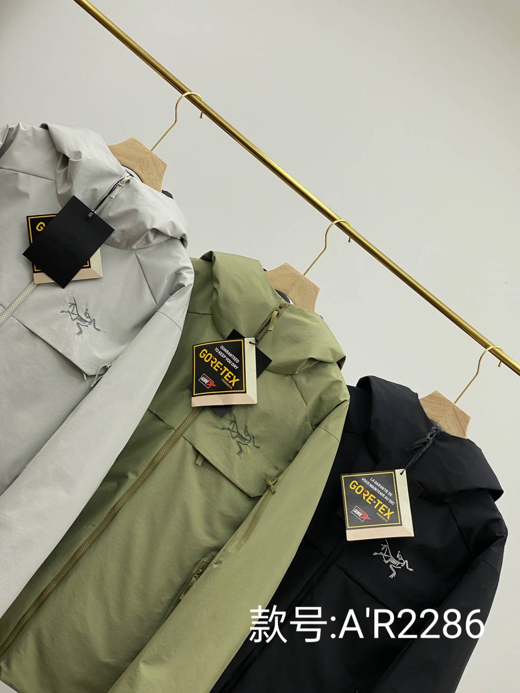 💰420
ARC'TERYX MACAI LT 新款始祖鸟硬壳连帽羽绒服 （新国标80绒）
款号:A'R2286
巧妙搭配保暖材料，夹克长时间穿着舒适。 复合搭配保暖材（Down CompositeMapping）把Coreloft合成纤维材料分布在帽兜、下摆和腋下等容易湿的地方，湿时仍能保暖；750立方英寸欧洲鹅绒则分布在主要部位和袖子，为身体提供所需的热量。免除劣质帽子的困扰，保暖DropHood可以戴在标准的单双板滑雪头盔上，并能随头部一起转动。

风裙、网眼PowderGuard腋下通风口、网状WaterTight主拉链，这些性能既能防止风雪进入又能在深雪运动时快速散热。 

整衣全部贴带接缝，防风雨更佳、GORE-TEX三层结构、光滑内面面料，方便分层穿着 立体整形，更合身舒适。 

压胶帽沿、可调帽子抽绳、保暖头盔兼容Drop Hood。
WaterTight外侧拉链、WaterTight Vislon主拉链、微织带拉链片、腋下拉链配PowderGuard儡眼底料，便于通风散热。 

可调Velcro吀术贴调节带、可调下摆抽绳、隐形WaterTight拉链袖袋、内侧网眼袋、压胶拉链内侧胸袋、带盖按扣胸袋、两个WaterTight拉链口袋、网眼PowderGuard通风透气，设计可防止雪花进入体内 。 

底部：风裙有橡筋和LOGO按扣 -原单正品，作为鸟家鼎级滑雪服系列的代表做产品，这款滑雪服可谓是鸟的经典作品！ 

颜色：曜石黑、缥缈绿、隐秘灰
尺码：S-2XL
尺码表： 衣长  胸围  肩宽  袖长
       S：  72     122    50.5    62
      M：  74     124    52    64
       L：  76     126    53.5    65
     XL：  78     130    55    66
   XXL:    80    134   56.5  67