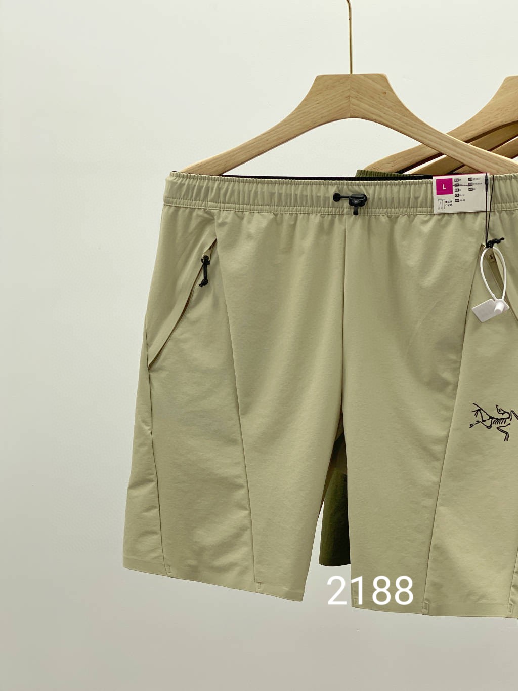 💰145包邮
𝐀𝐑𝐂‘𝐓𝐄𝐑𝐘𝐗/始祖鸟夏季新款男士户外休闲运动短裤五分裤!可搭配情侣款!
款号:A'R2188
男子 高辨识度拼色梭织短裤 自适应腰围 多片立裁短裤
松紧腰头+抽绳调节扣自适应腰围设计,灵活调节松紧度,告别束缚感!徒步攀登时稳固贴合,日常穿搭慵懒随性,一裤应对多变场景。 双侧隐形拉链口袋男士户外 都市出行 休闲穿搭 男子短裤 多片立体裁剪 使得整条裤子具有线条感 修饰身材 搭配短袖短T非常nice!松紧腰围 可调节收紧拉扣 两个斜插拉链口袋 部分收口采用压胶收口! 整体简介大方 有辨识度
颜色:黑色 橘色 军绿 卡其 深灰
尺码:M---3XL
M L XL 2XL 3XL
腰围 38.5 40 41.5 43 44.5
臀围 50 52 54 56 58
裤长 47.5 49 50.5 52 53.5
建议体重
M:100-120
L:120-140
XL:140-160
2XL:160-180
3XL:180-195