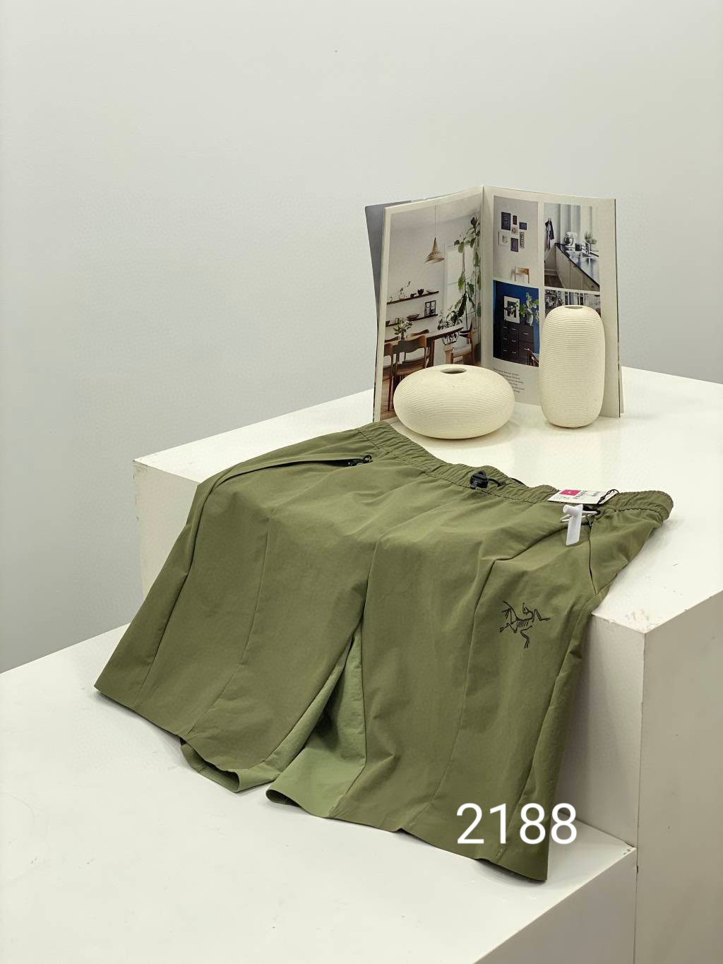 💰145包邮
𝐀𝐑𝐂‘𝐓𝐄𝐑𝐘𝐗/始祖鸟夏季新款男士户外休闲运动短裤五分裤!可搭配情侣款!
款号:A'R2188
男子 高辨识度拼色梭织短裤 自适应腰围 多片立裁短裤
松紧腰头+抽绳调节扣自适应腰围设计,灵活调节松紧度,告别束缚感!徒步攀登时稳固贴合,日常穿搭慵懒随性,一裤应对多变场景。 双侧隐形拉链口袋男士户外 都市出行 休闲穿搭 男子短裤 多片立体裁剪 使得整条裤子具有线条感 修饰身材 搭配短袖短T非常nice!松紧腰围 可调节收紧拉扣 两个斜插拉链口袋 部分收口采用压胶收口! 整体简介大方 有辨识度
颜色:黑色 橘色 军绿 卡其 深灰
尺码:M---3XL
M L XL 2XL 3XL
腰围 38.5 40 41.5 43 44.5
臀围 50 52 54 56 58
裤长 47.5 49 50.5 52 53.5
建议体重
M:100-120
L:120-140
XL:140-160
2XL:160-180
3XL:180-195