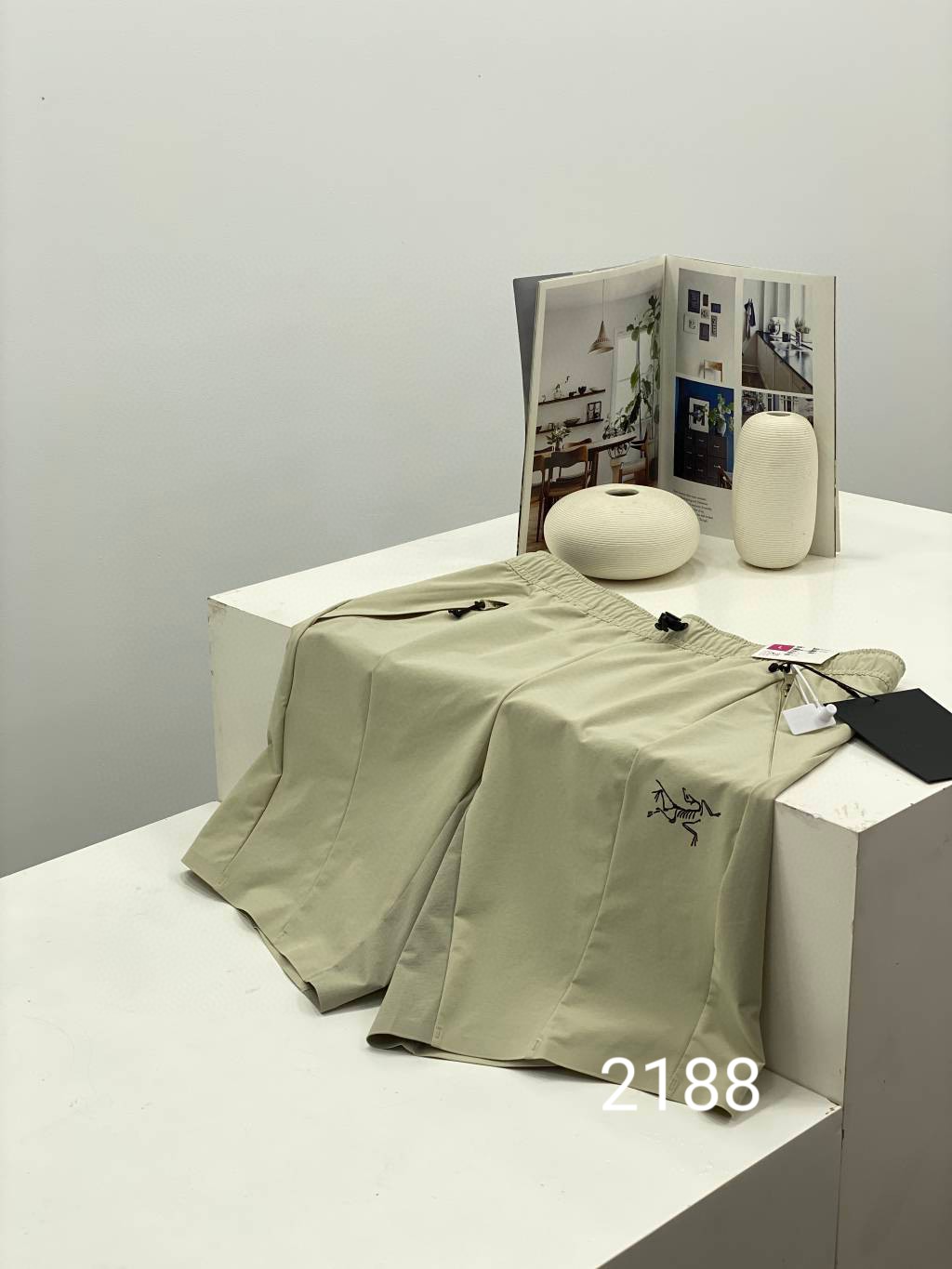 💰145包邮
𝐀𝐑𝐂‘𝐓𝐄𝐑𝐘𝐗/始祖鸟夏季新款男士户外休闲运动短裤五分裤!可搭配情侣款!
款号:A'R2188
男子 高辨识度拼色梭织短裤 自适应腰围 多片立裁短裤
松紧腰头+抽绳调节扣自适应腰围设计,灵活调节松紧度,告别束缚感!徒步攀登时稳固贴合,日常穿搭慵懒随性,一裤应对多变场景。 双侧隐形拉链口袋男士户外 都市出行 休闲穿搭 男子短裤 多片立体裁剪 使得整条裤子具有线条感 修饰身材 搭配短袖短T非常nice!松紧腰围 可调节收紧拉扣 两个斜插拉链口袋 部分收口采用压胶收口! 整体简介大方 有辨识度
颜色:黑色 橘色 军绿 卡其 深灰
尺码:M---3XL
M L XL 2XL 3XL
腰围 38.5 40 41.5 43 44.5
臀围 50 52 54 56 58
裤长 47.5 49 50.5 52 53.5
建议体重
M:100-120
L:120-140
XL:140-160
2XL:160-180
3XL:180-195