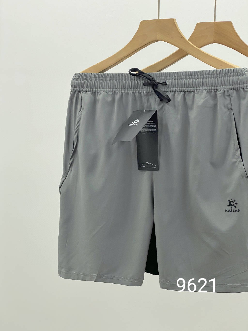 💰125包邮
KAILAS/凯乐石夏季新款男士户外休闲五分短裤!
款号:KLS9621
面料:95聚酯 5氨纶
日常休闲运动 居家都可穿的百搭短裤
四面弹速干透气面料 吸湿排汗速干
外侧开叉+腰部透气网孔设计
最大程度提升空气的流通
保持裆部干爽的同时给身体降温
做工细节也非常精致 两侧口袋带有拉链
上身贴合身材比列 版型炒鸡好!
更多的是舒适感!不僵硬 无拘束!性价比狠高
颜色 :黑色 灰色
尺码:M-3XL
M腰围68 裤长50 推荐100-125
L腰围72 裤长51 推荐125-140
XL腰围76 裤长51 推荐140-160
2XL腰围82 裤长52 推荐160-175
3XL腰围86 裤长53 推荐175-190