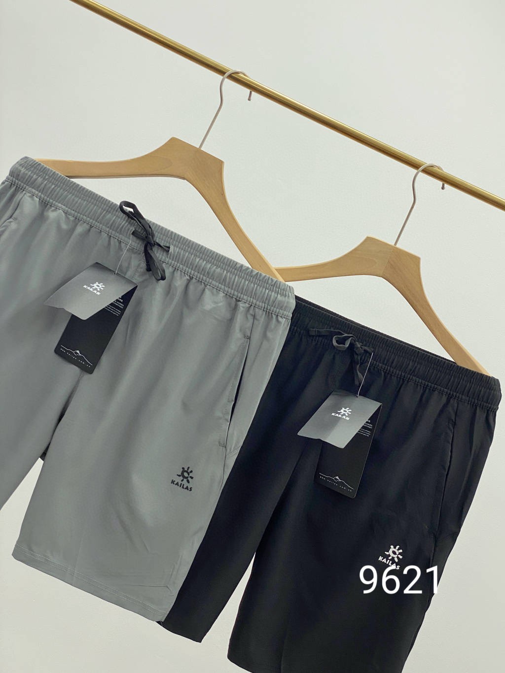 💰125包邮
KAILAS/凯乐石夏季新款男士户外休闲五分短裤!
款号:KLS9621
面料:95聚酯 5氨纶
日常休闲运动 居家都可穿的百搭短裤
四面弹速干透气面料 吸湿排汗速干
外侧开叉+腰部透气网孔设计
最大程度提升空气的流通
保持裆部干爽的同时给身体降温
做工细节也非常精致 两侧口袋带有拉链
上身贴合身材比列 版型炒鸡好!
更多的是舒适感!不僵硬 无拘束!性价比狠高
颜色 :黑色 灰色
尺码:M-3XL
M腰围68 裤长50 推荐100-125
L腰围72 裤长51 推荐125-140
XL腰围76 裤长51 推荐140-160
2XL腰围82 裤长52 推荐160-175
3XL腰围86 裤长53 推荐175-190