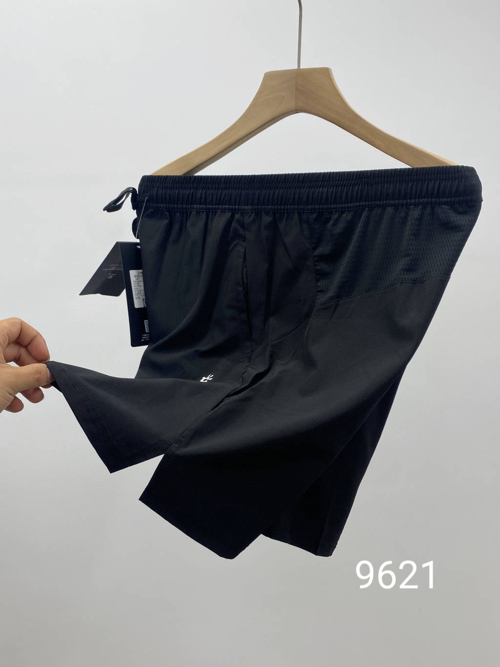💰125包邮
KAILAS/凯乐石夏季新款男士户外休闲五分短裤!
款号:KLS9621
面料:95聚酯 5氨纶
日常休闲运动 居家都可穿的百搭短裤
四面弹速干透气面料 吸湿排汗速干
外侧开叉+腰部透气网孔设计
最大程度提升空气的流通
保持裆部干爽的同时给身体降温
做工细节也非常精致 两侧口袋带有拉链
上身贴合身材比列 版型炒鸡好!
更多的是舒适感!不僵硬 无拘束!性价比狠高
颜色 :黑色 灰色
尺码:M-3XL
M腰围68 裤长50 推荐100-125
L腰围72 裤长51 推荐125-140
XL腰围76 裤长51 推荐140-160
2XL腰围82 裤长52 推荐160-175
3XL腰围86 裤长53 推荐175-190