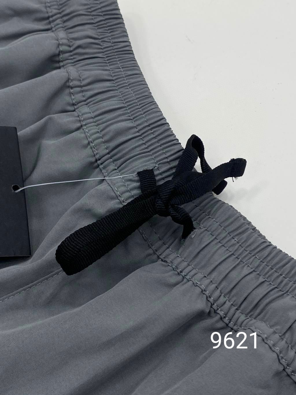 💰125包邮
KAILAS/凯乐石夏季新款男士户外休闲五分短裤！
款号：KLS9621 
面料：95聚酯 5氨纶
日常休闲运动 居家都可穿的百搭短裤
四面弹速干透气面料 吸湿排汗速干
外侧开叉+腰部透气网孔设计
最大程度提升空气的流通
保持裆部干爽的同时给身体降温
做工细节也非常精致 两侧口袋带有拉链
上身贴合身材比列 版型炒鸡好！
更多的是舒适感！不僵硬 无拘束！性价比狠高
 颜色 ：黑色 灰色
尺码:M-3XL
M腰围68  裤长50  推荐100-125
L腰围72  裤长51  推荐125-140
XL腰围76  裤长51  推荐140-160
2XL腰围82  裤长52  推荐160-175
3XL腰围86  裤长53  推荐175-190