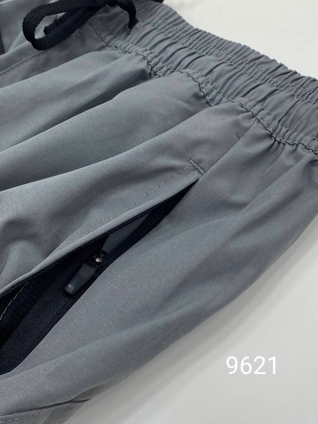 💰125包邮
KAILAS/凯乐石夏季新款男士户外休闲五分短裤！
款号：KLS9621 
面料：95聚酯 5氨纶
日常休闲运动 居家都可穿的百搭短裤
四面弹速干透气面料 吸湿排汗速干
外侧开叉+腰部透气网孔设计
最大程度提升空气的流通
保持裆部干爽的同时给身体降温
做工细节也非常精致 两侧口袋带有拉链
上身贴合身材比列 版型炒鸡好！
更多的是舒适感！不僵硬 无拘束！性价比狠高
 颜色 ：黑色 灰色
尺码:M-3XL
M腰围68  裤长50  推荐100-125
L腰围72  裤长51  推荐125-140
XL腰围76  裤长51  推荐140-160
2XL腰围82  裤长52  推荐160-175
3XL腰围86  裤长53  推荐175-190