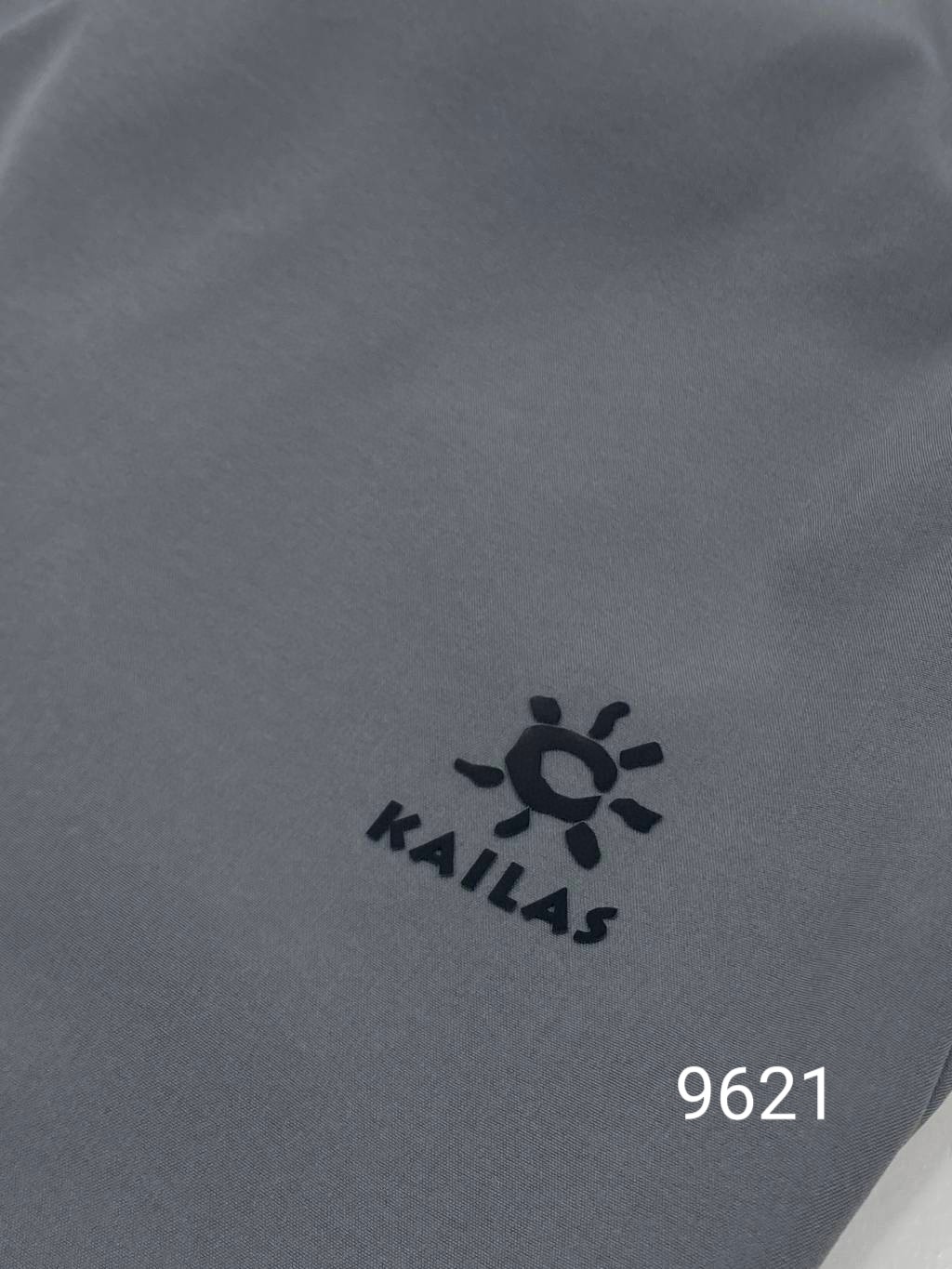 💰125包邮
KAILAS/凯乐石夏季新款男士户外休闲五分短裤！
款号：KLS9621 
面料：95聚酯 5氨纶
日常休闲运动 居家都可穿的百搭短裤
四面弹速干透气面料 吸湿排汗速干
外侧开叉+腰部透气网孔设计
最大程度提升空气的流通
保持裆部干爽的同时给身体降温
做工细节也非常精致 两侧口袋带有拉链
上身贴合身材比列 版型炒鸡好！
更多的是舒适感！不僵硬 无拘束！性价比狠高
 颜色 ：黑色 灰色
尺码:M-3XL
M腰围68  裤长50  推荐100-125
L腰围72  裤长51  推荐125-140
XL腰围76  裤长51  推荐140-160
2XL腰围82  裤长52  推荐160-175
3XL腰围86  裤长53  推荐175-190