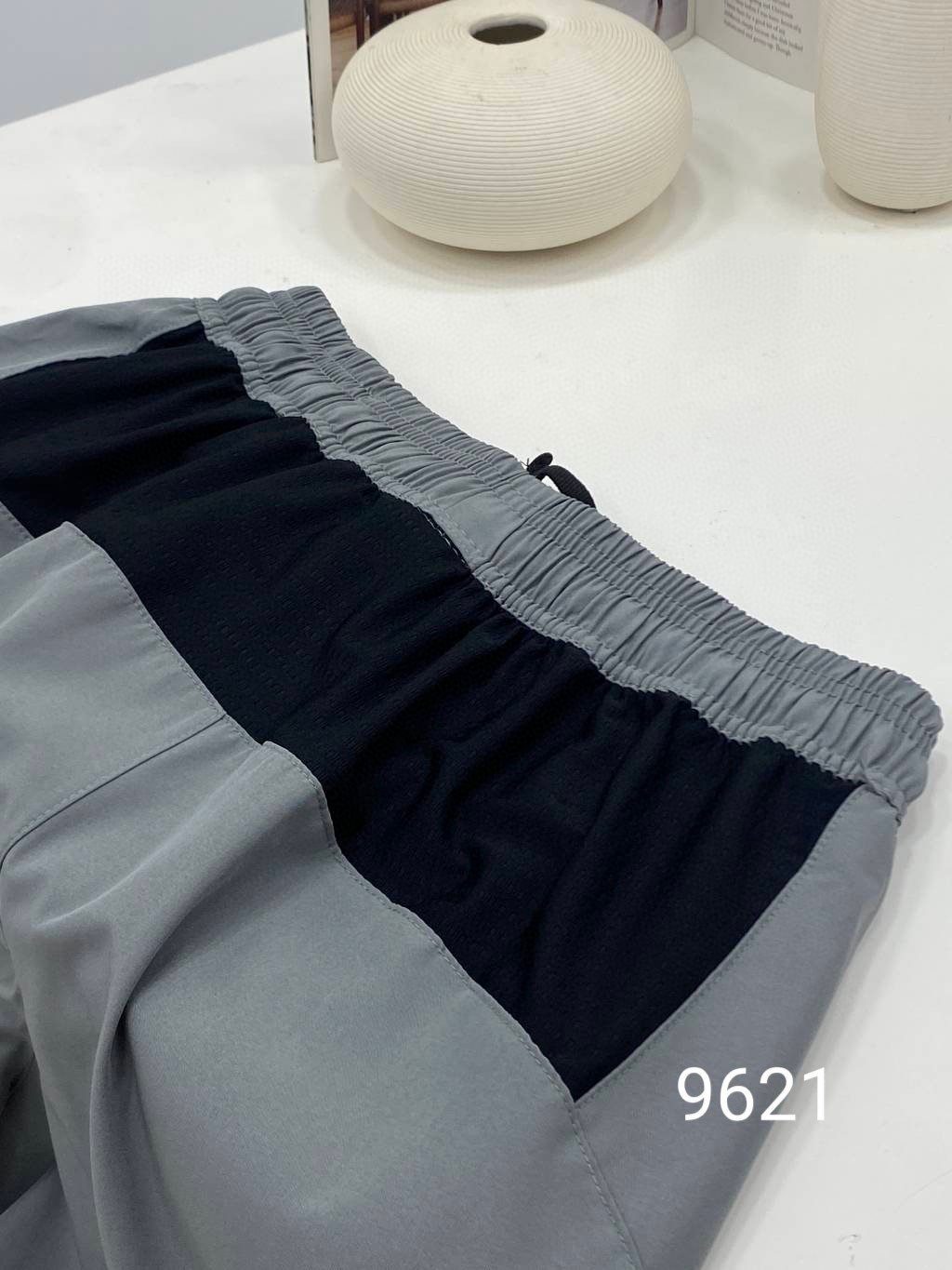 💰125包邮
KAILAS/凯乐石夏季新款男士户外休闲五分短裤！
款号：KLS9621 
面料：95聚酯 5氨纶
日常休闲运动 居家都可穿的百搭短裤
四面弹速干透气面料 吸湿排汗速干
外侧开叉+腰部透气网孔设计
最大程度提升空气的流通
保持裆部干爽的同时给身体降温
做工细节也非常精致 两侧口袋带有拉链
上身贴合身材比列 版型炒鸡好！
更多的是舒适感！不僵硬 无拘束！性价比狠高
 颜色 ：黑色 灰色
尺码:M-3XL
M腰围68  裤长50  推荐100-125
L腰围72  裤长51  推荐125-140
XL腰围76  裤长51  推荐140-160
2XL腰围82  裤长52  推荐160-175
3XL腰围86  裤长53  推荐175-190