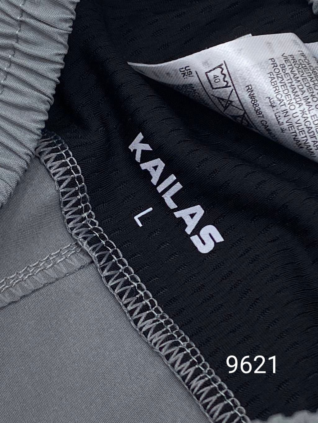 💰125包邮
KAILAS/凯乐石夏季新款男士户外休闲五分短裤！
款号：KLS9621 
面料：95聚酯 5氨纶
日常休闲运动 居家都可穿的百搭短裤
四面弹速干透气面料 吸湿排汗速干
外侧开叉+腰部透气网孔设计
最大程度提升空气的流通
保持裆部干爽的同时给身体降温
做工细节也非常精致 两侧口袋带有拉链
上身贴合身材比列 版型炒鸡好！
更多的是舒适感！不僵硬 无拘束！性价比狠高
 颜色 ：黑色 灰色
尺码:M-3XL
M腰围68  裤长50  推荐100-125
L腰围72  裤长51  推荐125-140
XL腰围76  裤长51  推荐140-160
2XL腰围82  裤长52  推荐160-175
3XL腰围86  裤长53  推荐175-190