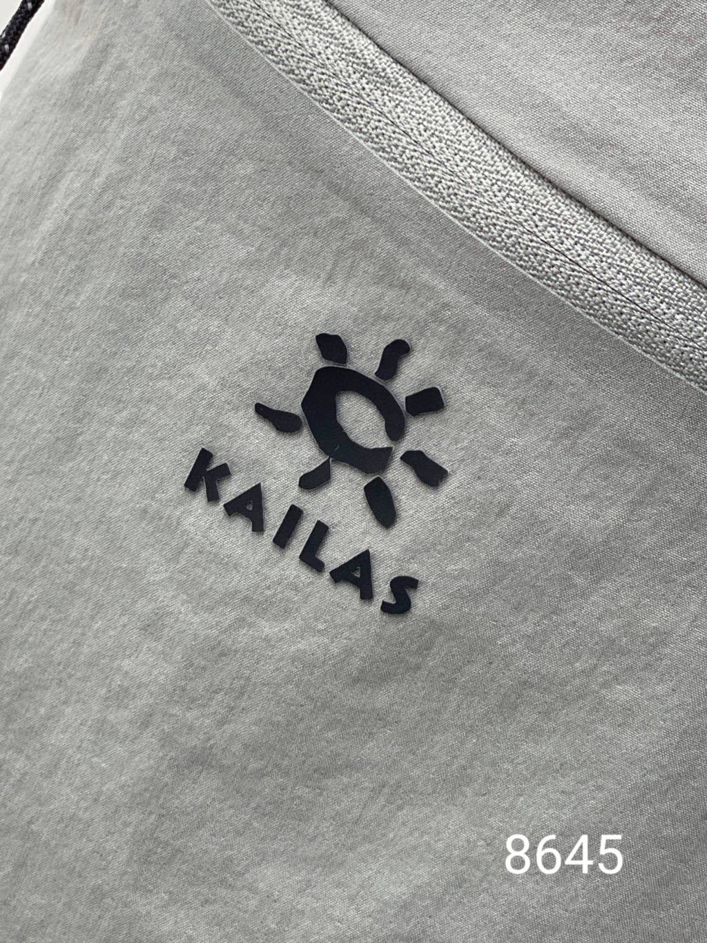 💰140包邮
25ss夏季新款KAILAS凯乐石T9-X速干短裤男士夏季新款轻量耐磨户外运动休闲裤速干户外短裤!
款号:KLS8645
夏季短裤男潮流时尚五分裤 既要满足它出色的户外性能透气、速干抗撕裂等等同时还要保证出色的面料质感,高强度速干面料,耐磨抗撕裂,弹性纤维加入,高弹舒适,随意运动!上身穿着舒适不紧绷轻便型的面料,手感细腻质感很好,体感没话说!
腰围松紧舒适不勒对腰围友好,腿部拉链口袋,全身走线都很工整夏天这样的短裤,总归要有几条实用性,功能性,速干短裤跑步裤,品味与价值共享 身穿着非常舒适 低调不失奢华 穿出去非常有档次,裤型款式和裁剪亦无需多言 上身精致跃然.真正一等一顶级质料 颜值包括价格都炒鸡值!!
颜色:军绿 浅灰 藏青 黑色
尺码:M-3XL
腰围 裤长 臀围 大腿围
M 36 45 106 32
L 38 47 110 34
XL 40 49 114 36
2XL 42 51 118 38
3XL 44 53 122 40
M推荐100~120斤
L推荐120~140斤
XL推荐140~160斤
2XL推荐160~180斤
3XL推荐180~200斤