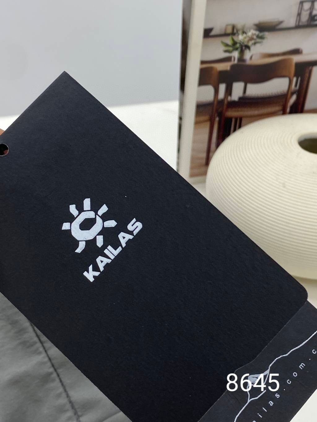 💰140包邮
25ss夏季新款KAILAS凯乐石T9-X速干短裤男士夏季新款轻量耐磨户外运动休闲裤速干户外短裤!
款号:KLS8645
夏季短裤男潮流时尚五分裤 既要满足它出色的户外性能透气、速干抗撕裂等等同时还要保证出色的面料质感,高强度速干面料,耐磨抗撕裂,弹性纤维加入,高弹舒适,随意运动!上身穿着舒适不紧绷轻便型的面料,手感细腻质感很好,体感没话说!
腰围松紧舒适不勒对腰围友好,腿部拉链口袋,全身走线都很工整夏天这样的短裤,总归要有几条实用性,功能性,速干短裤跑步裤,品味与价值共享 身穿着非常舒适 低调不失奢华 穿出去非常有档次,裤型款式和裁剪亦无需多言 上身精致跃然.真正一等一顶级质料 颜值包括价格都炒鸡值!!
颜色:军绿 浅灰 藏青 黑色
尺码:M-3XL
腰围 裤长 臀围 大腿围
M 36 45 106 32
L 38 47 110 34
XL 40 49 114 36
2XL 42 51 118 38
3XL 44 53 122 40
M推荐100~120斤
L推荐120~140斤
XL推荐140~160斤
2XL推荐160~180斤
3XL推荐180~200斤