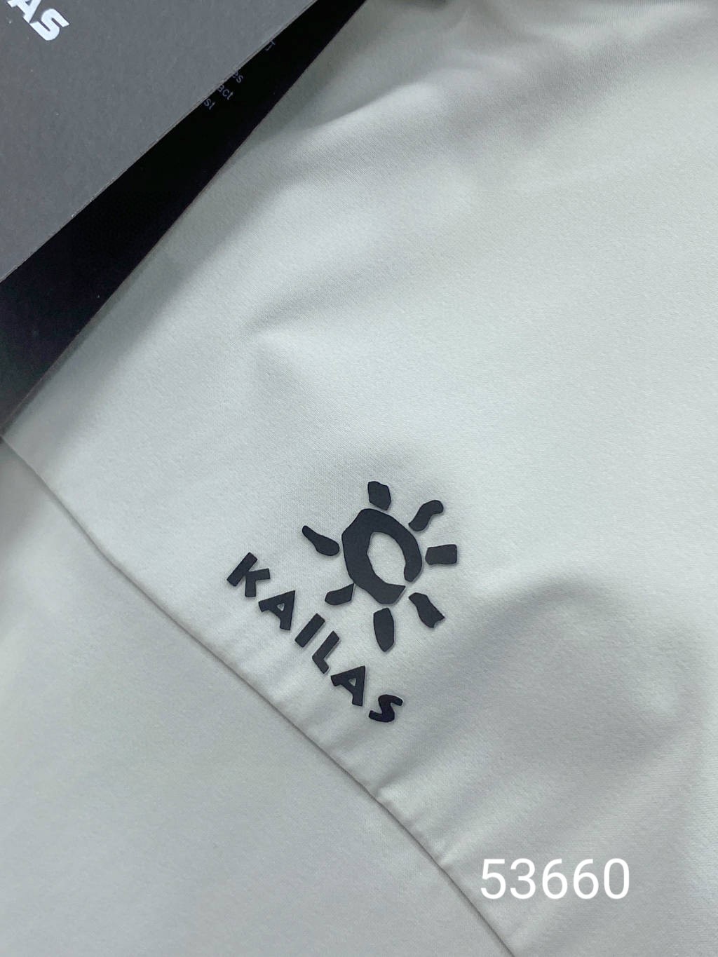 💰165包邮
KAILAS/凯乐石夏季新品情侣款透气速干冰丝皮肤衣!运动轻薄宽松休闲遮阳连帽防晒衣,户外骑行显瘦防晒防紫外线外套上衣开衫皮肤衣
款号:KLS53660
户外探险,装备至关重要。这款透气速干冰丝运动皮肤衣,绝对是你的绝佳拍档。强大防晒指数,能有效阻挡99%以上的紫外线,为你的肌肤撑起坚固“保护伞” ,让你无惧烈日。
其透气速干的冰丝面料,能迅速排出身体湿气,保持清爽,即便骑行爬坡大汗淋漓,也不会有黏腻之感。连帽设计,全方位呵护你的头颈。宽松休闲版型,活动不受限,攀岩、骑行、徒步,各种高难度动作都能轻松完成。不仅增添时尚感,更是品质的象征。男女同款,和你的伴侣一起穿着,开启浪漫又刺激的户外之旅吧!
颜色:深蓝色 浅灰色 豆绿色
尺码:M-3XL
肩宽 胸围 衣长 袖长
M 46 108 63 56
L 48 112 65 58
XL 50 116 67 60
2XL 52 120 69 62
3XL 54 124 71 64
M推荐100~120斤
L推荐120~140斤
XL推荐140~160斤
2XL推荐160~180斤
3XL推荐180~195斤