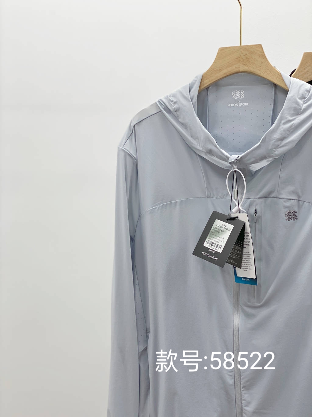 💰175包邮
KOLON SPORT/可隆夏季新款纯色连帽防晒衣外套!
款号:K'L58522
户外情侣款休闲衣防风夹克春夏轻薄徒步防晒皮肤衣外套连帽!!
夏日清凉必备!!
采用轻薄弹力面料的皮肤衣具有防风,防泼水,科技运动感十足袖口、下摆、门襟、帽檐使用弹力包边,让穿着更加舒适便利。
首先,这款防晒衣的颜值简直爆表啦!
简约而不失时尚感,无论是搭配T恤还是牛仔裤,都能轻松hold住!
而且,它的防晒效果也是一流的!
采用先进的防晒科技,能够有效阻挡紫外线的侵害, 让你在夏日里也能保持白皙的肌肤哦!!
当然啦,透气性也是非常重要的。
这款晒衣采用轻薄的面料,穿起来轻盈舒适,完全不会感到闷热。
即使出汗,也能迅速排湿,保持干爽!
最后,我要说的是,这款防晒衣真的超级百搭!无论是去海边度假,还是去爬山徒步, 它都是你的最佳拍档!
好啦,是不是已经心动了呢? 快来入手一件吧,让你的夏日更加清凉时尚!!
颜色:黑色 浅灰
尺码:M–3XL
肩宽 胸围 衣长 袖长
M 48 112 67 61
L 50 116 69 63
XL 52 120 71 65
2XL 54 124 73 67
3XL 56 128 75 69
M推荐100~120斤
L推荐120~140斤
XL推荐140~160斤
2XL推荐160~180斤
3XL推荐180~200斤