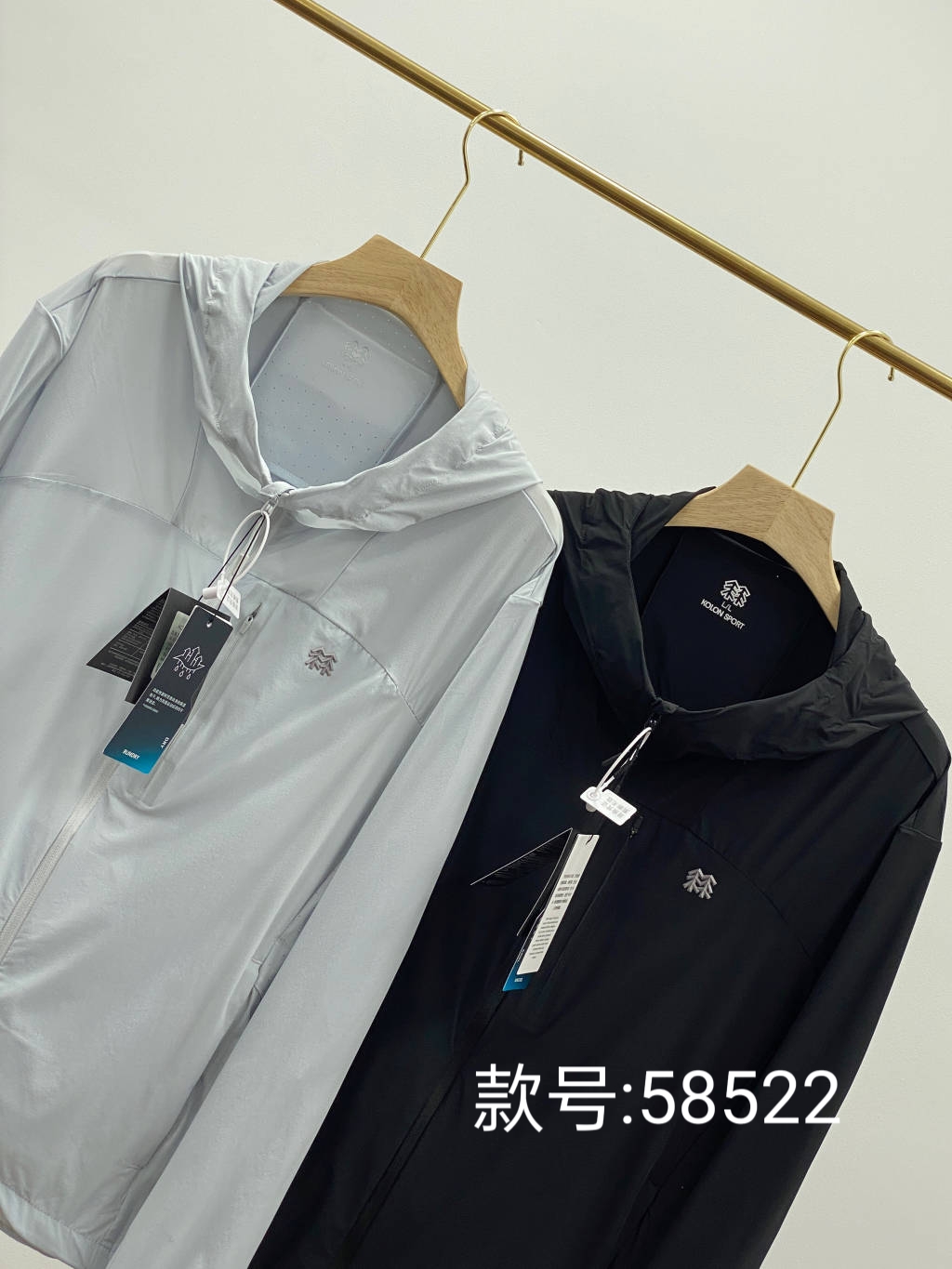 💰175包邮
KOLON SPORT/可隆夏季新款纯色连帽防晒衣外套!
款号:K'L58522
户外情侣款休闲衣防风夹克春夏轻薄徒步防晒皮肤衣外套连帽!!
夏日清凉必备!!
采用轻薄弹力面料的皮肤衣具有防风,防泼水,科技运动感十足袖口、下摆、门襟、帽檐使用弹力包边,让穿着更加舒适便利。
首先,这款防晒衣的颜值简直爆表啦!
简约而不失时尚感,无论是搭配T恤还是牛仔裤,都能轻松hold住!
而且,它的防晒效果也是一流的!
采用先进的防晒科技,能够有效阻挡紫外线的侵害, 让你在夏日里也能保持白皙的肌肤哦!!
当然啦,透气性也是非常重要的。
这款晒衣采用轻薄的面料,穿起来轻盈舒适,完全不会感到闷热。
即使出汗,也能迅速排湿,保持干爽!
最后,我要说的是,这款防晒衣真的超级百搭!无论是去海边度假,还是去爬山徒步, 它都是你的最佳拍档!
好啦,是不是已经心动了呢? 快来入手一件吧,让你的夏日更加清凉时尚!!
颜色:黑色 浅灰
尺码:M–3XL
肩宽 胸围 衣长 袖长
M 48 112 67 61
L 50 116 69 63
XL 52 120 71 65
2XL 54 124 73 67
3XL 56 128 75 69
M推荐100~120斤
L推荐120~140斤
XL推荐140~160斤
2XL推荐160~180斤
3XL推荐180~200斤